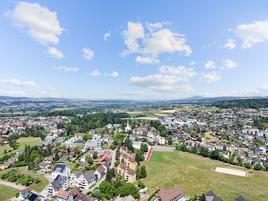 Obfelden ZH mit direktem Anschluss an die A4