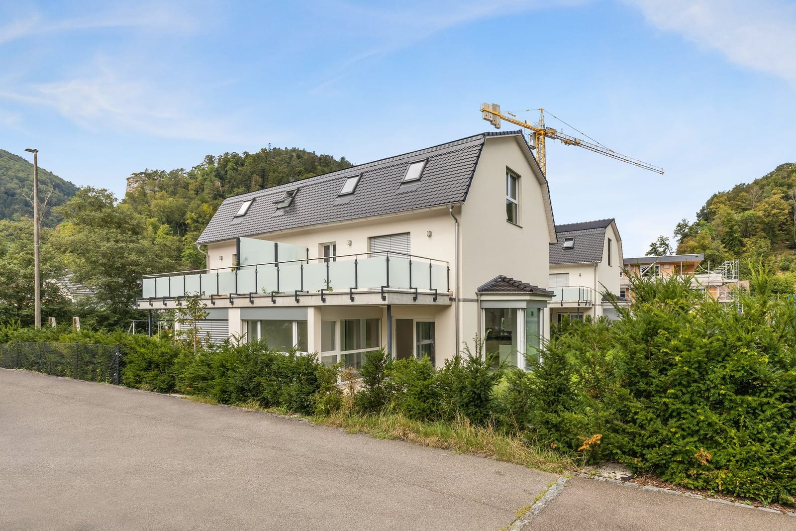 Stilvolles Wohnen: 5.5-Zimmer-Doppelhaus mit Wintergarten — Ansicht 9