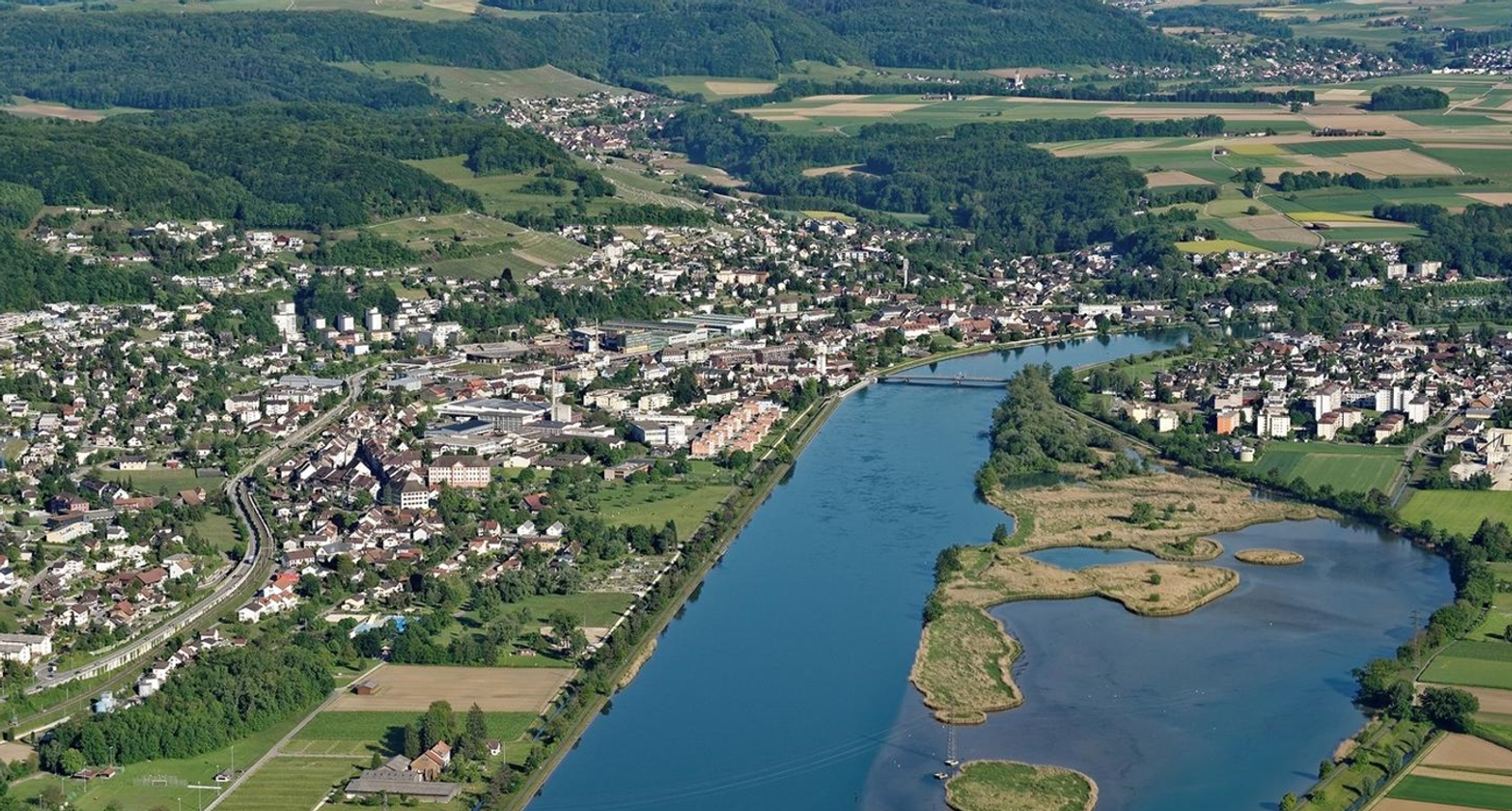 Luftaufnahme von Böttstein am Fluss