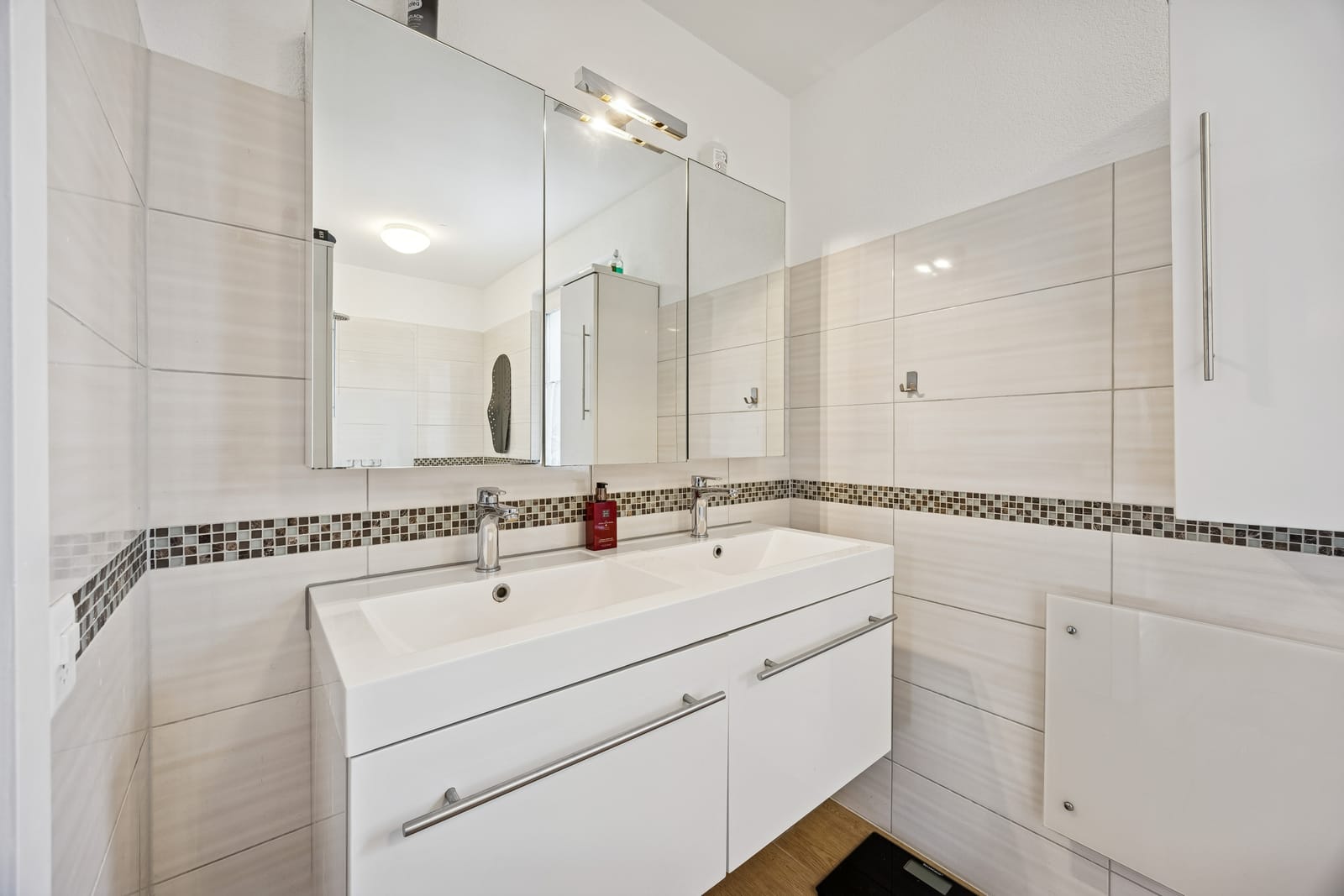 Stilvoll renoviertes 5.5-Zimmer-Reihenhaus mit 166 m² Wohnkomfort und grosser Terrasse — Ansicht 16