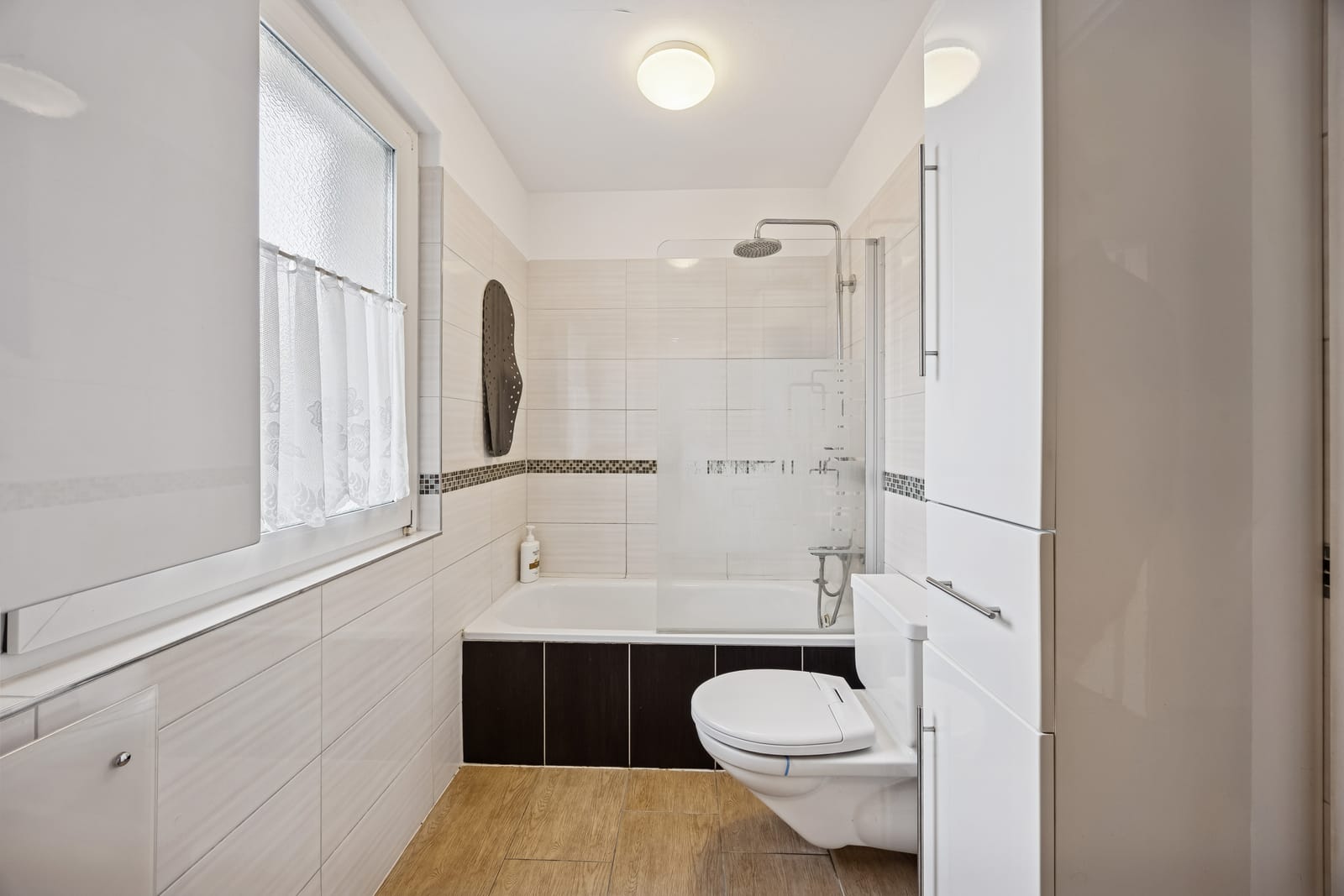Stilvoll renoviertes 5.5-Zimmer-Reihenhaus mit 166 m² Wohnkomfort und grosser Terrasse — Ansicht 4