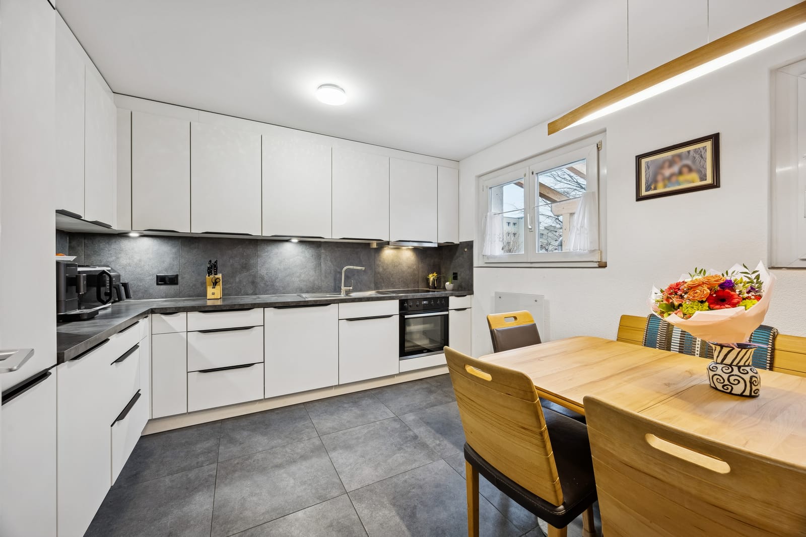 Stilvoll renoviertes 5.5-Zimmer-Reihenhaus mit 166 m² Wohnkomfort und grosser Terrasse — Ansicht 2
