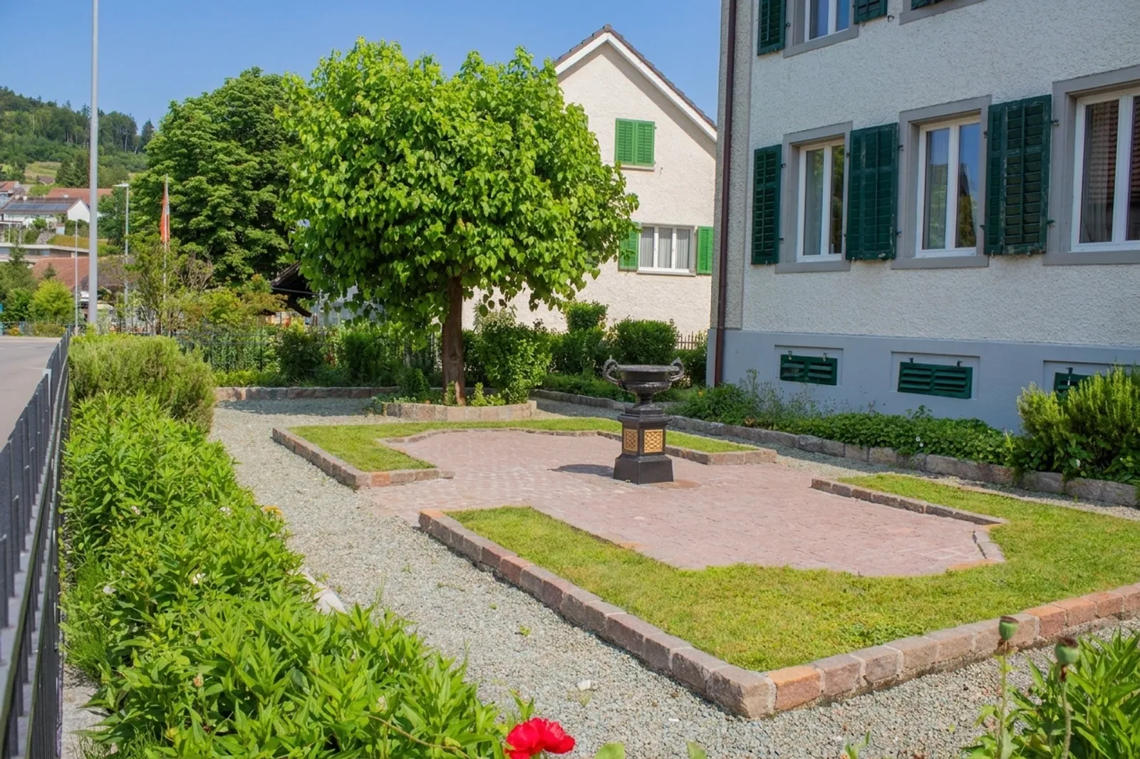 Gepflegtes Mehrfamilienhaus mit 4 Einheiten