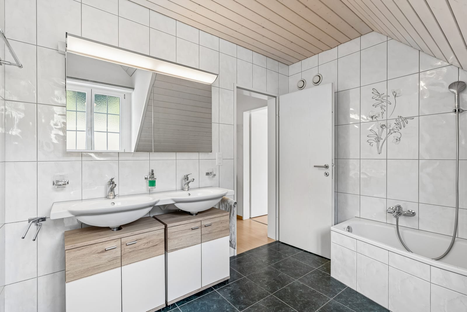 Exklusive Landhausvilla mit Türmli an sonniger Südwesthanglage, nur 30 Minuten bis Zürich HB — Ansicht 11