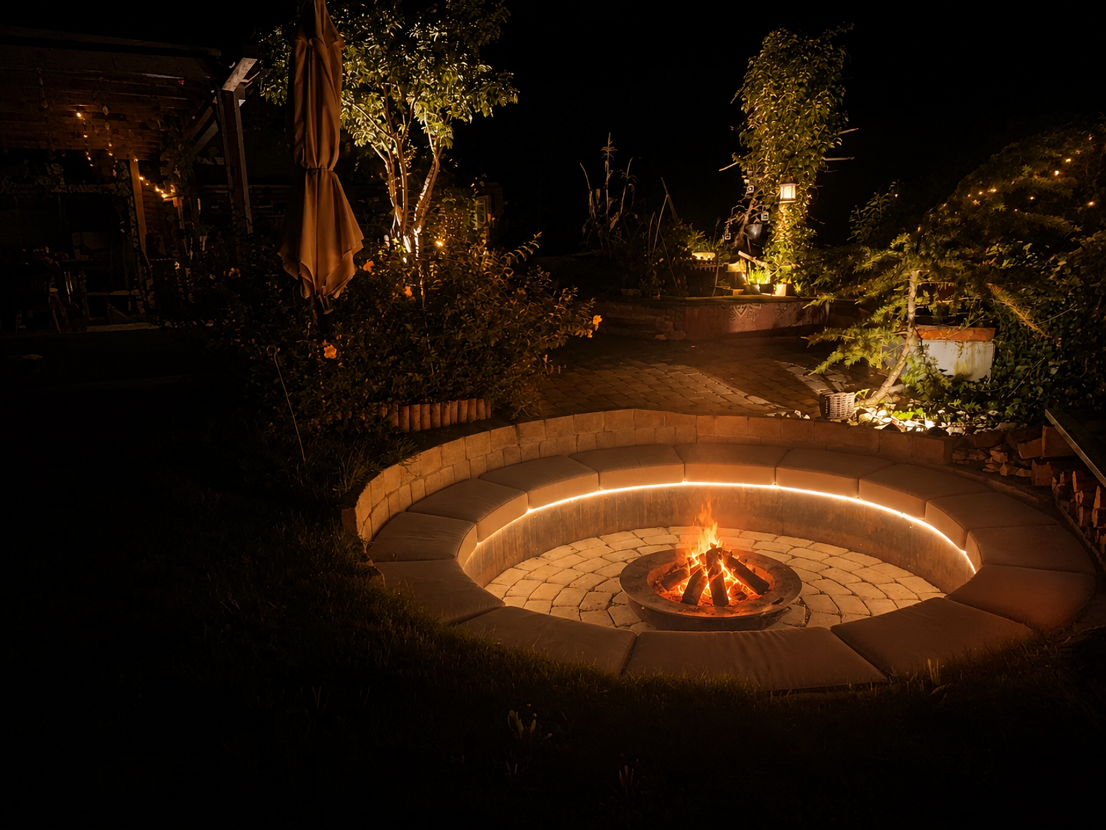 Feuerstelle im Garten bei Nacht