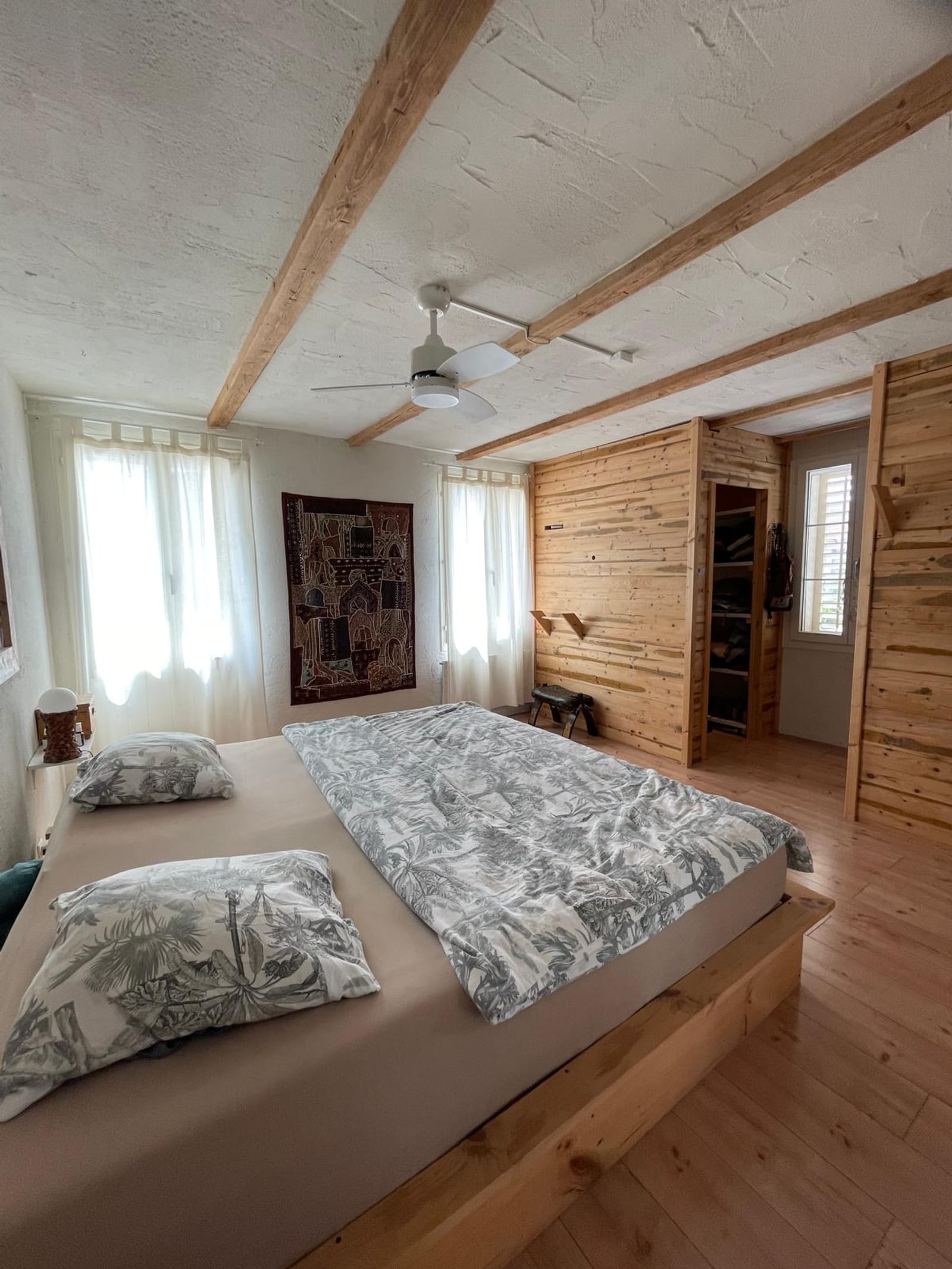 Schlafzimmer mit Holzwand