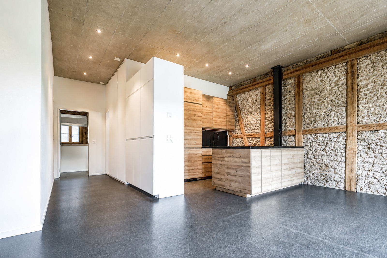 Historisches Bijou mit modernem Ausbaustandard – 2.5-Zimmer-Wohnung mit Balkon — Ansicht 1
