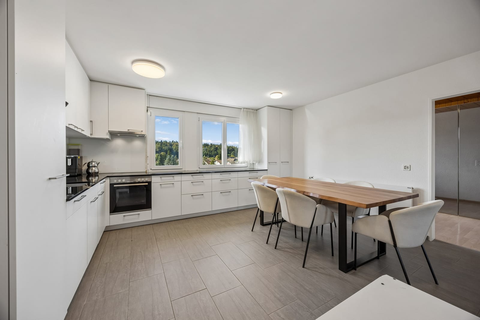 Attraktive 4.5-Zimmer-Wohnung im obersten Geschoss mit Lift und neuer Küche — Ansicht 2
