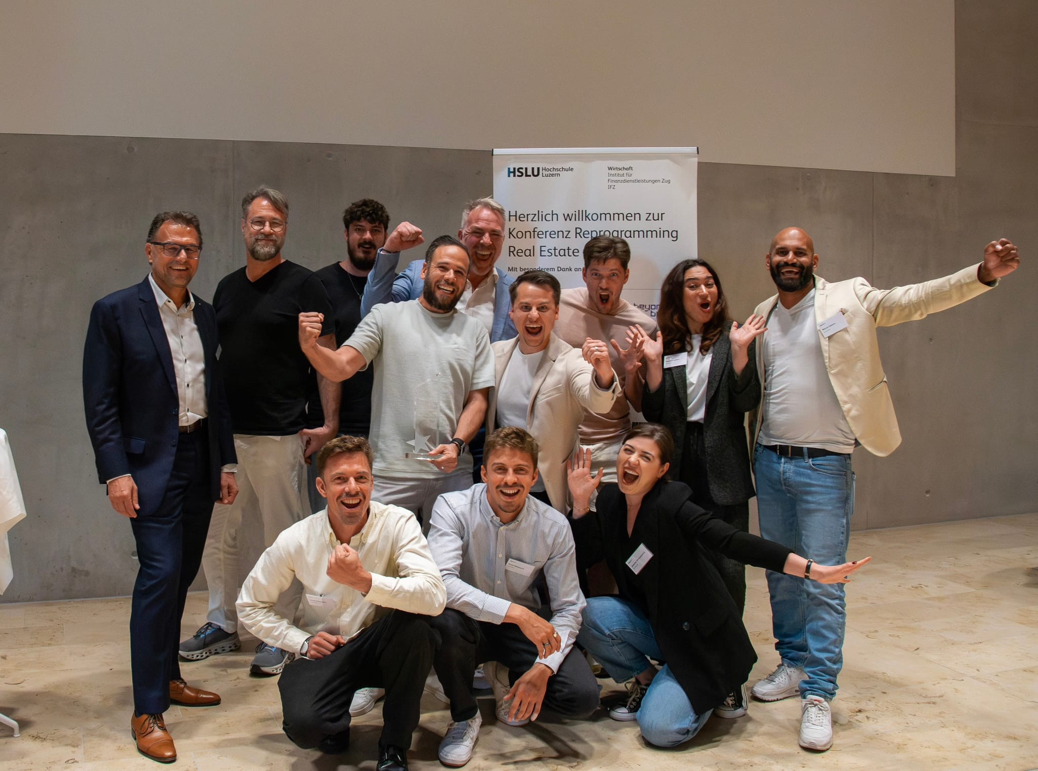 Das avendo-Team feiert den Gewinn des AI@RE Award 2026 an der Konferenz «Reprogramming Real Estate» am IFZ der HSLU in Rotkreuz.