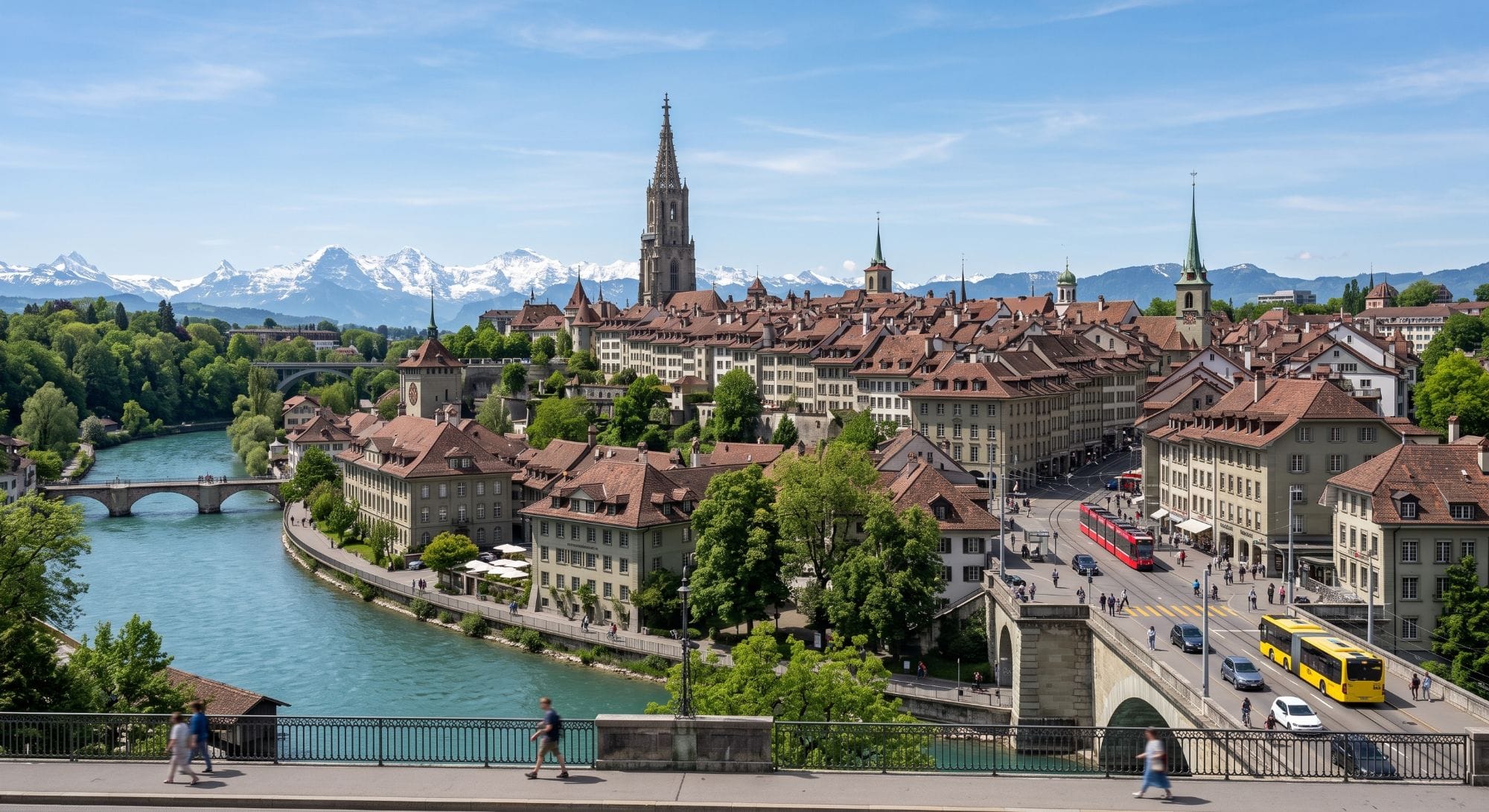 Blick über die Berner Altstadt mit Aare, Münster und den schneebedeckten Berner Alpen