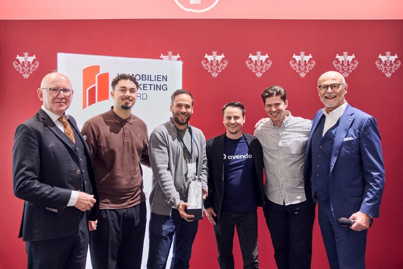 Das avendo-Team mit der Trophäe des Immobilien-Marketing-Awards 2026