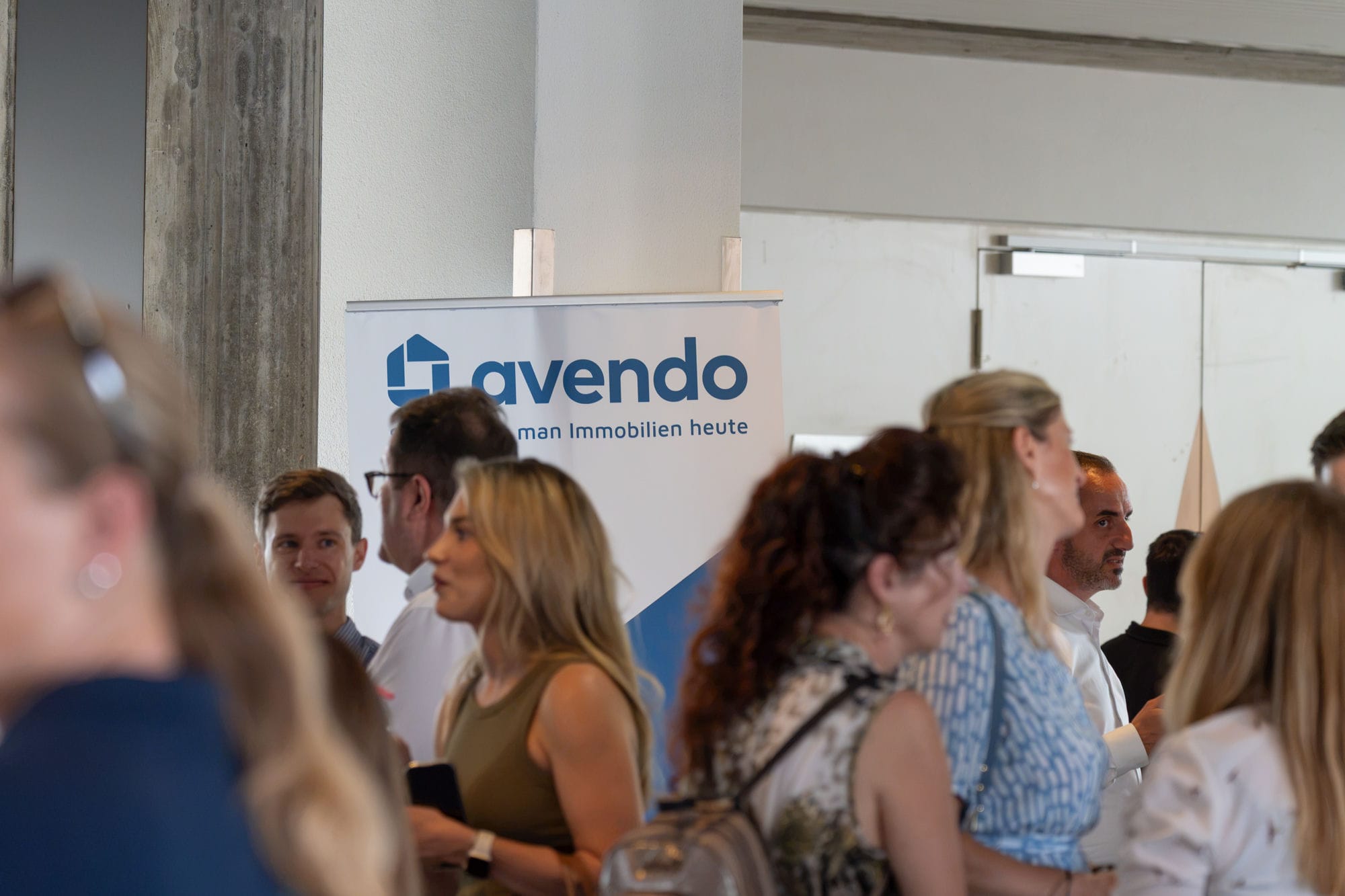 Teilnehmende des KI-Infoabends beim Networking vor dem avendo-Roll-up «So macht man Immobilien heute».