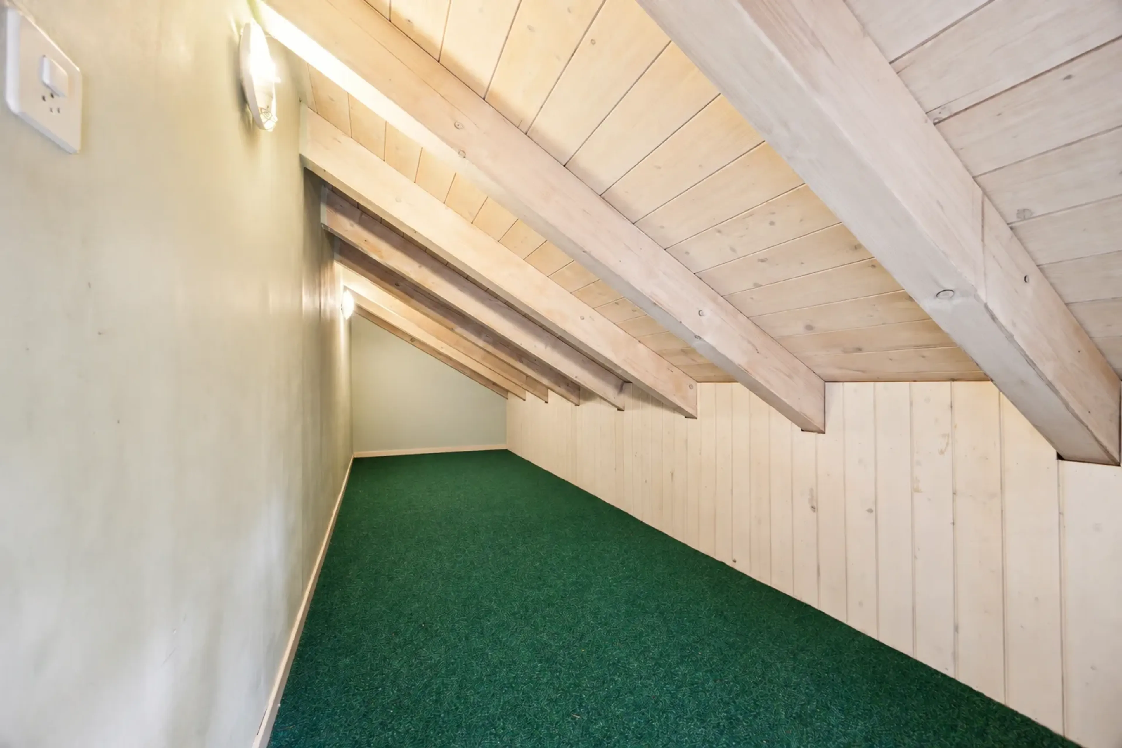 Allein unter dem Dach – 4½ Zimmer mit offenem Dachstuhl, Terrasse und Weitsicht - 24
