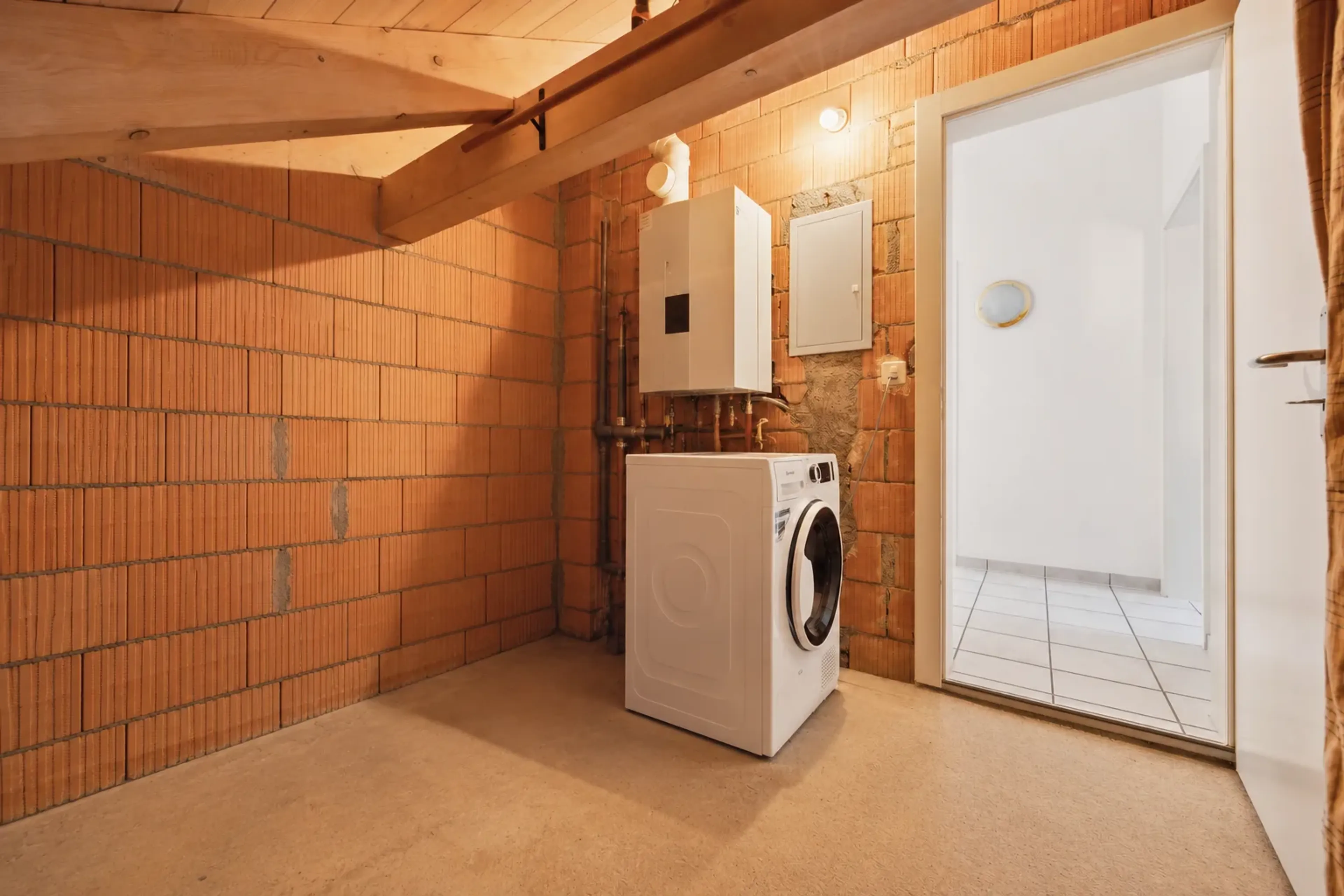 Allein unter dem Dach – 4½ Zimmer mit offenem Dachstuhl, Terrasse und Weitsicht - 21