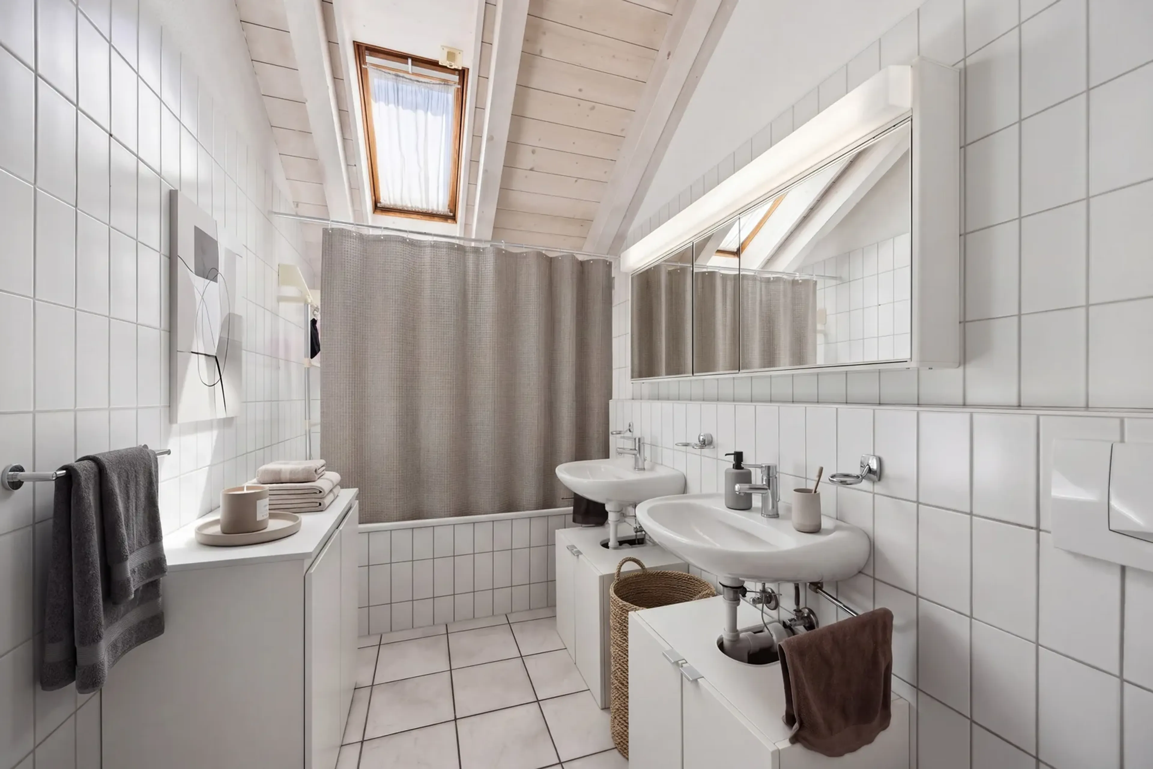 Allein unter dem Dach – 4½ Zimmer mit offenem Dachstuhl, Terrasse und Weitsicht - 13