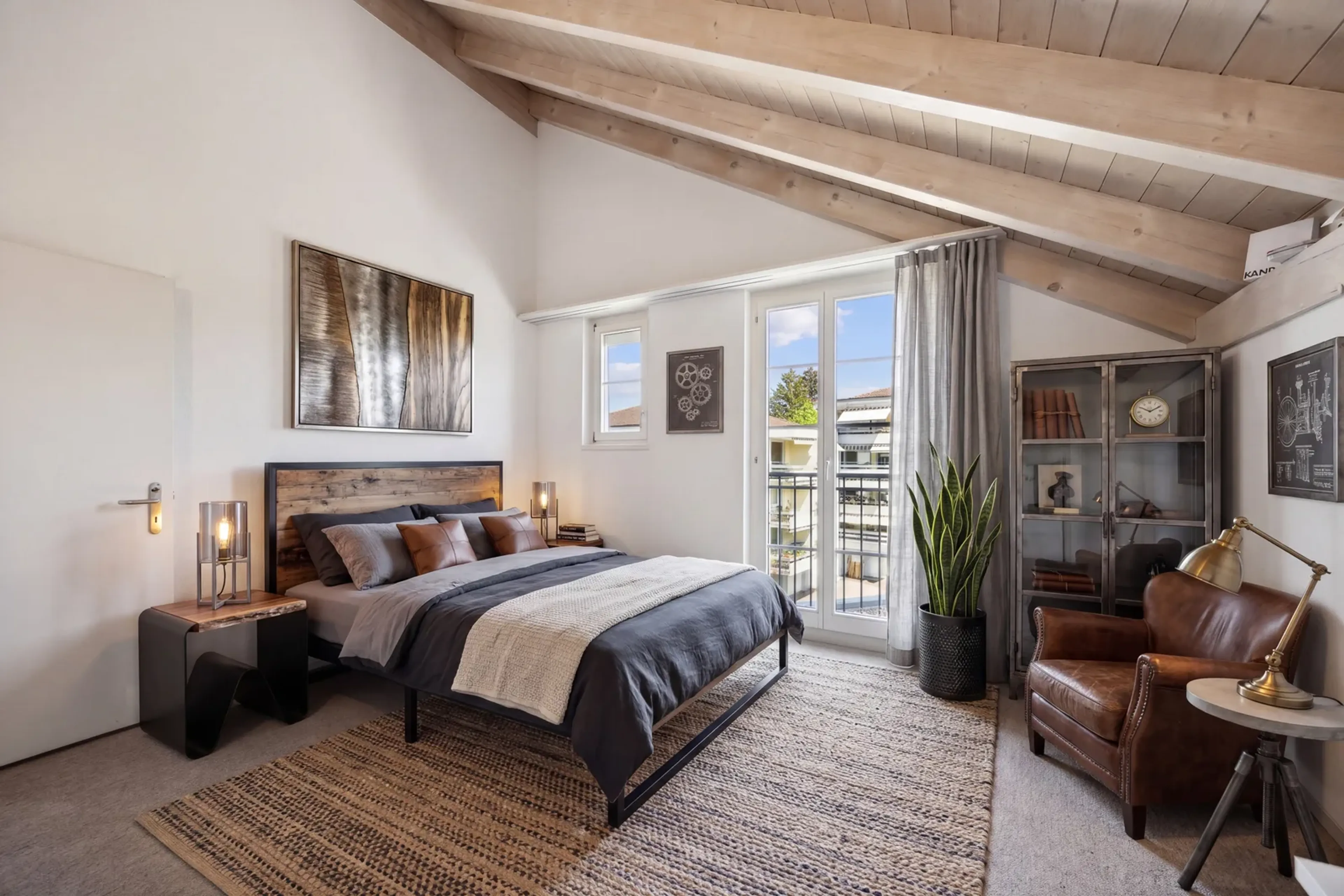 Allein unter dem Dach – 4½ Zimmer mit offenem Dachstuhl, Terrasse und Weitsicht - 11