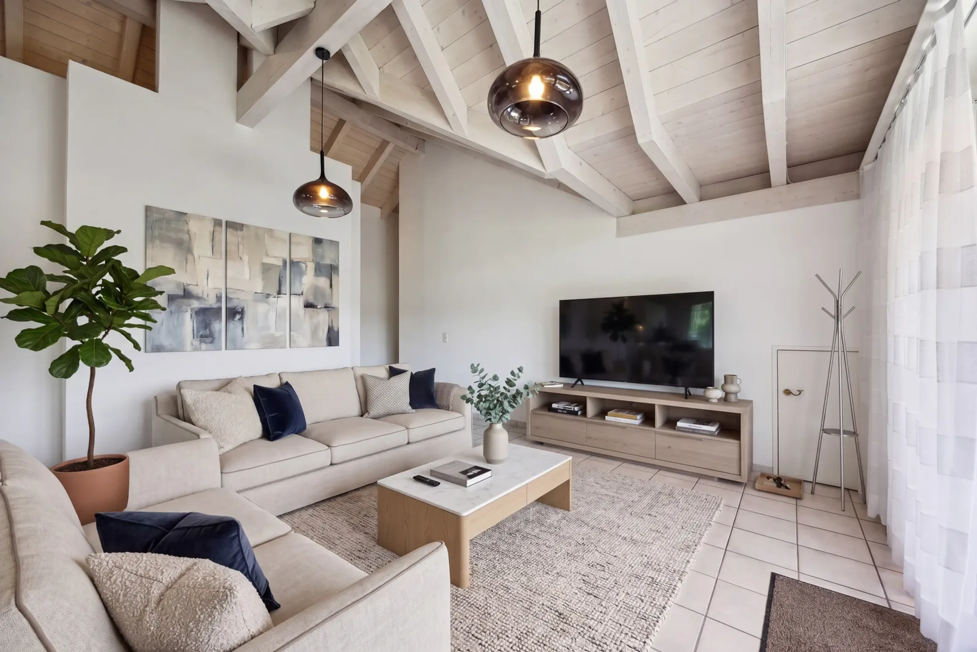 Allein unter dem Dach – 4½ Zimmer mit offenem Dachstuhl, Terrasse und Weitsicht - 3