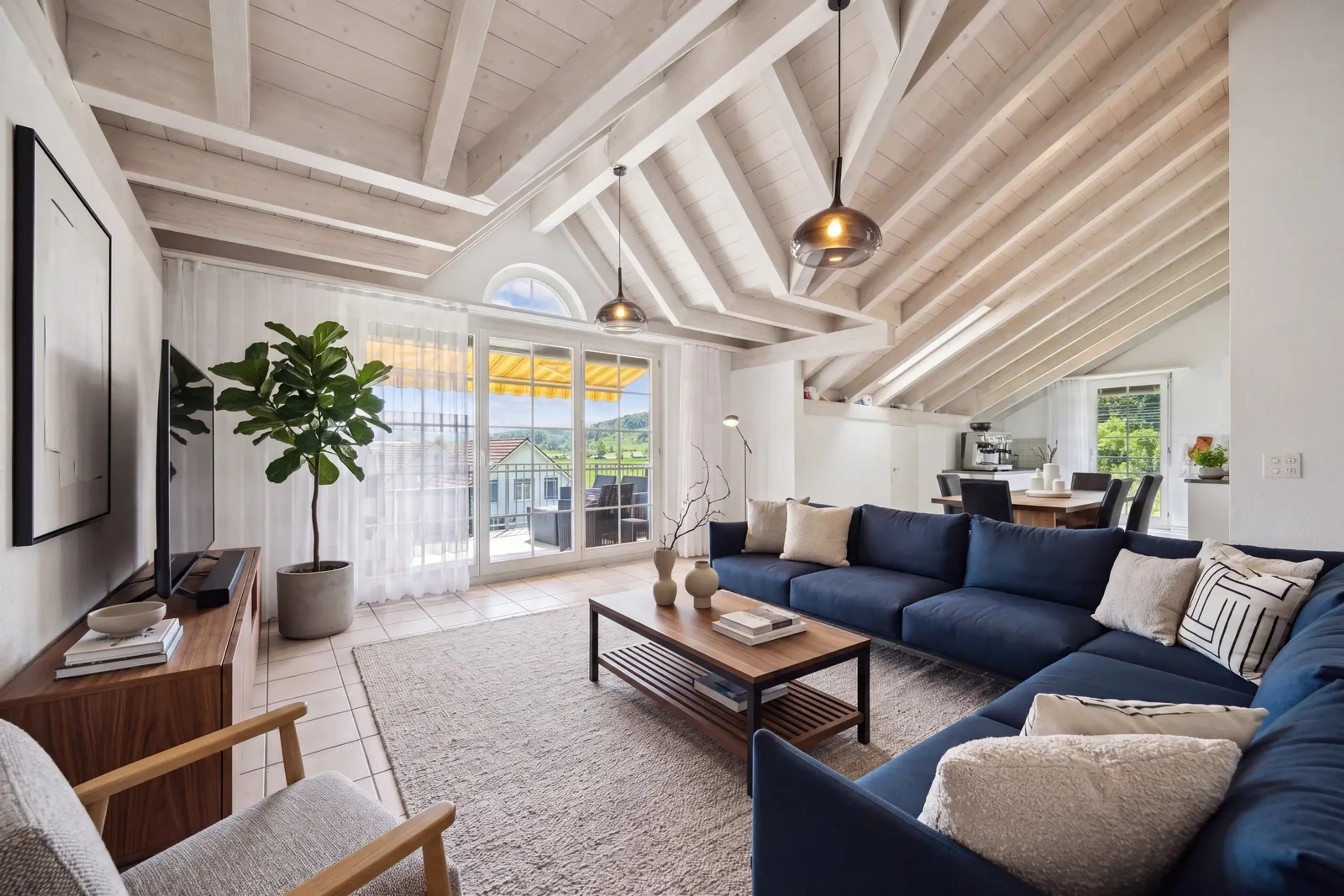 Allein unter dem Dach – 4½ Zimmer mit offenem Dachstuhl, Terrasse und Weitsicht