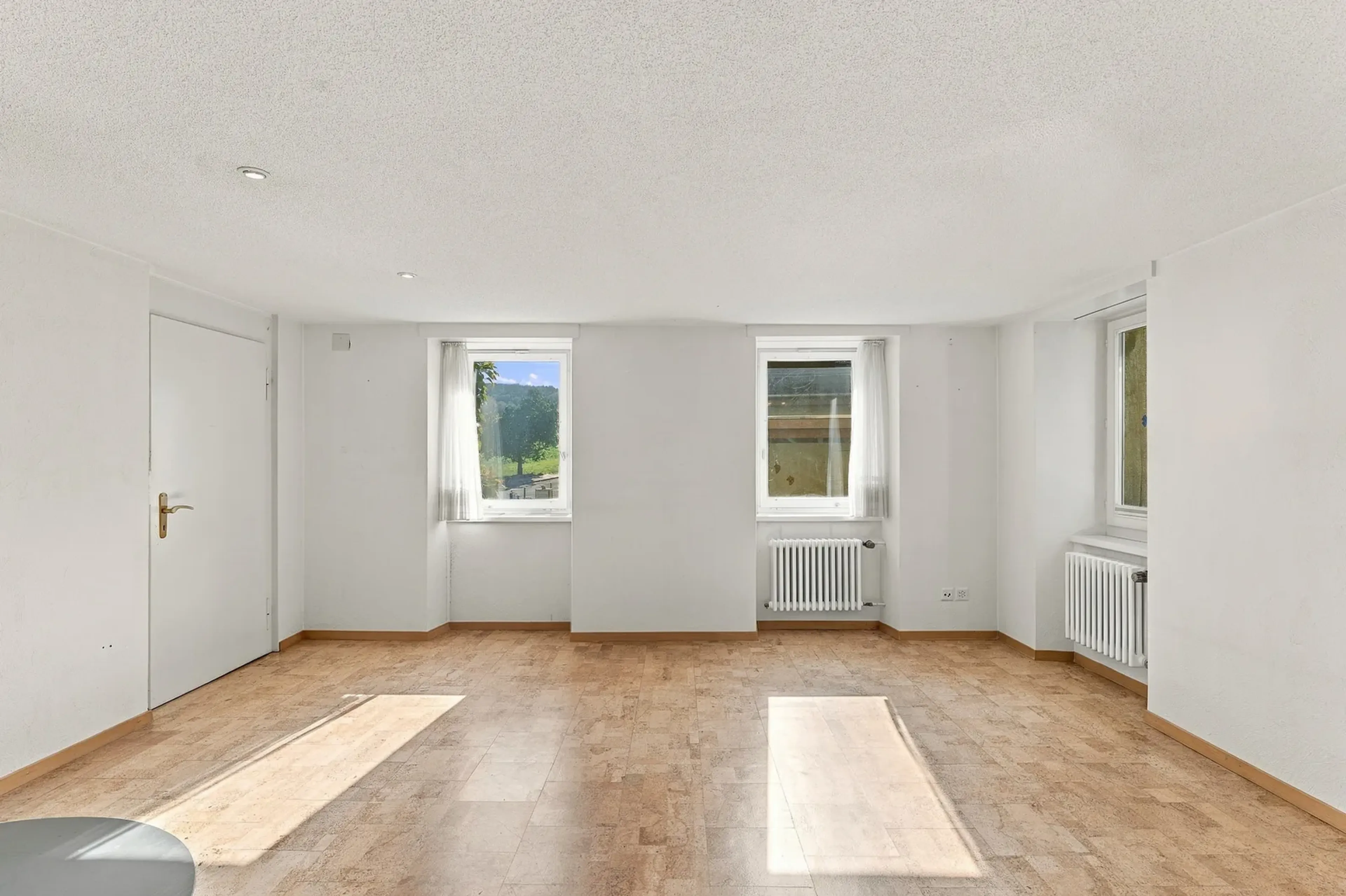 9.5-Zimmer-Haus mit Dachwohnung und Scheune in Würenlos - 4