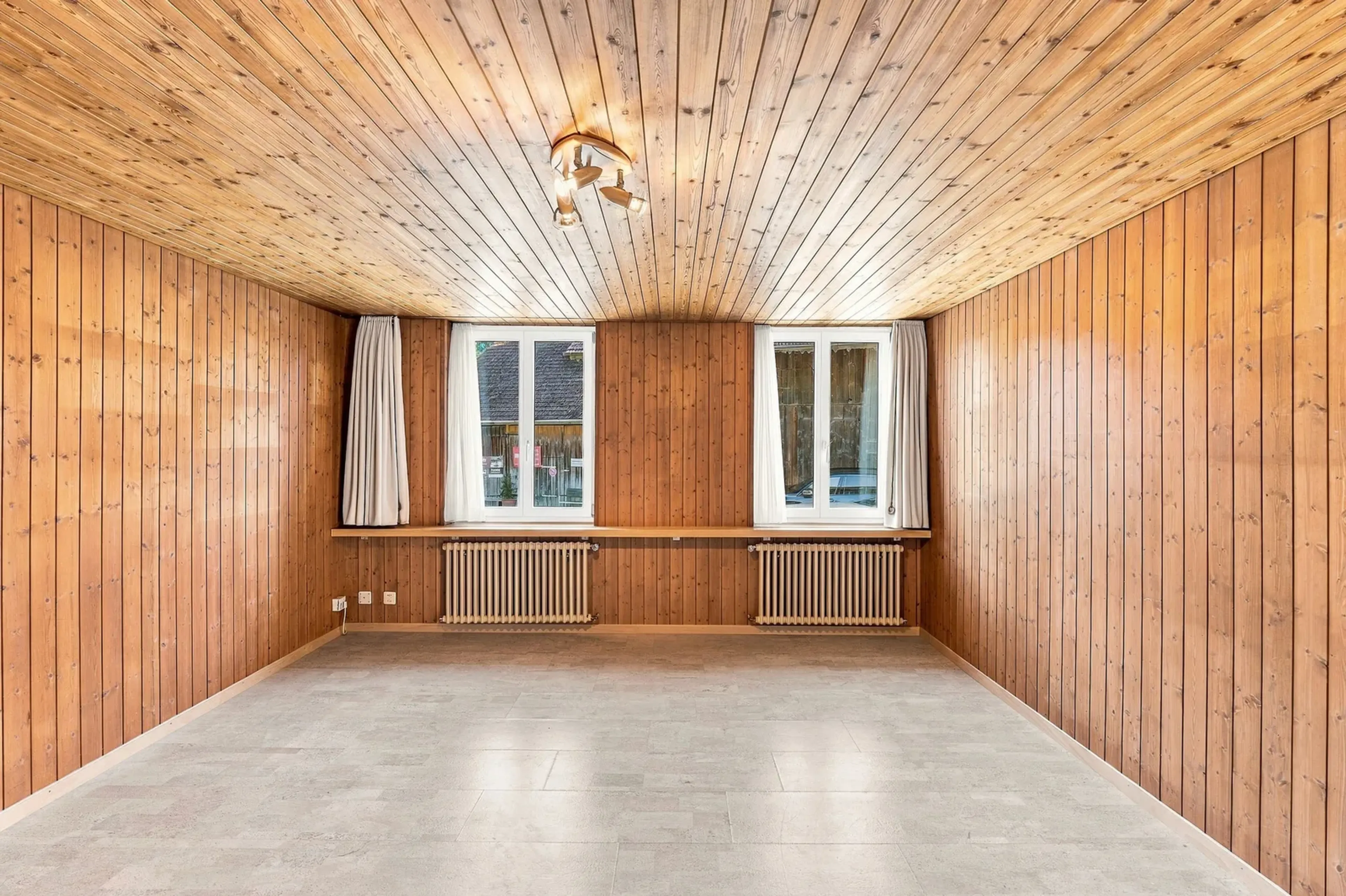 9.5-Zimmer-Haus mit Dachwohnung und Scheune in Würenlos - 5