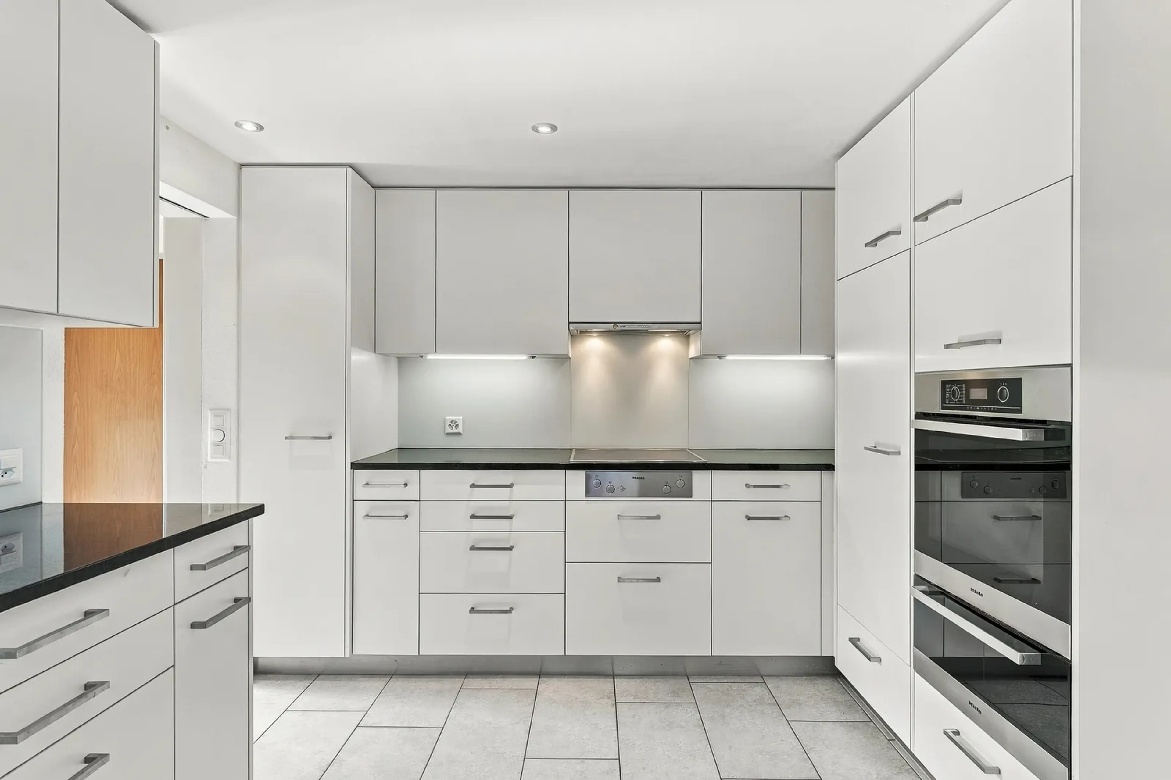 9.5-Zimmer-Haus mit Dachwohnung und Scheune in Würenlos - 4