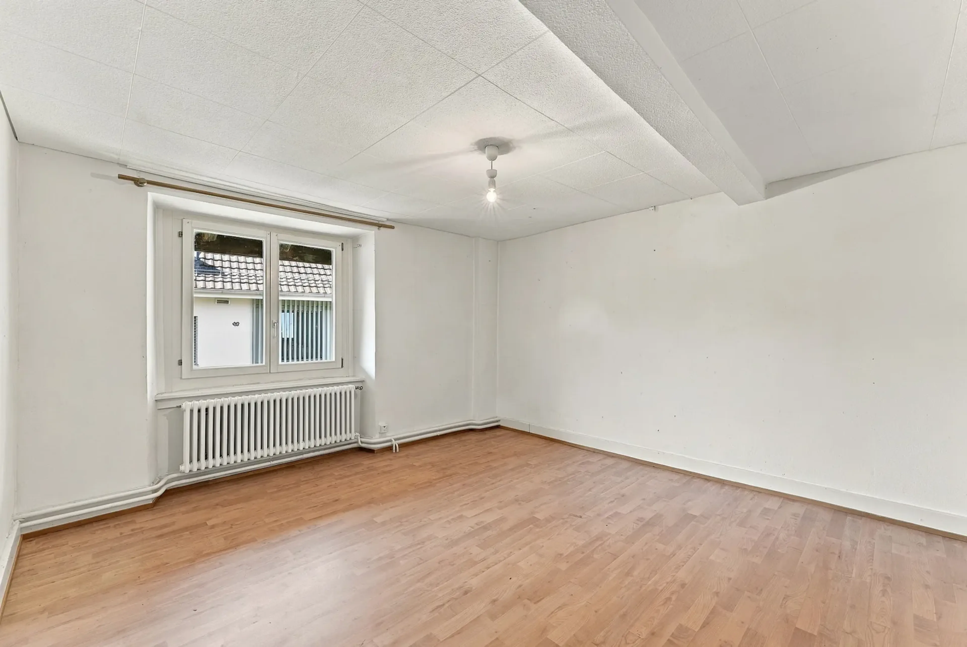 9.5-Zimmer-Haus mit Dachwohnung und Scheune in Würenlos - 7