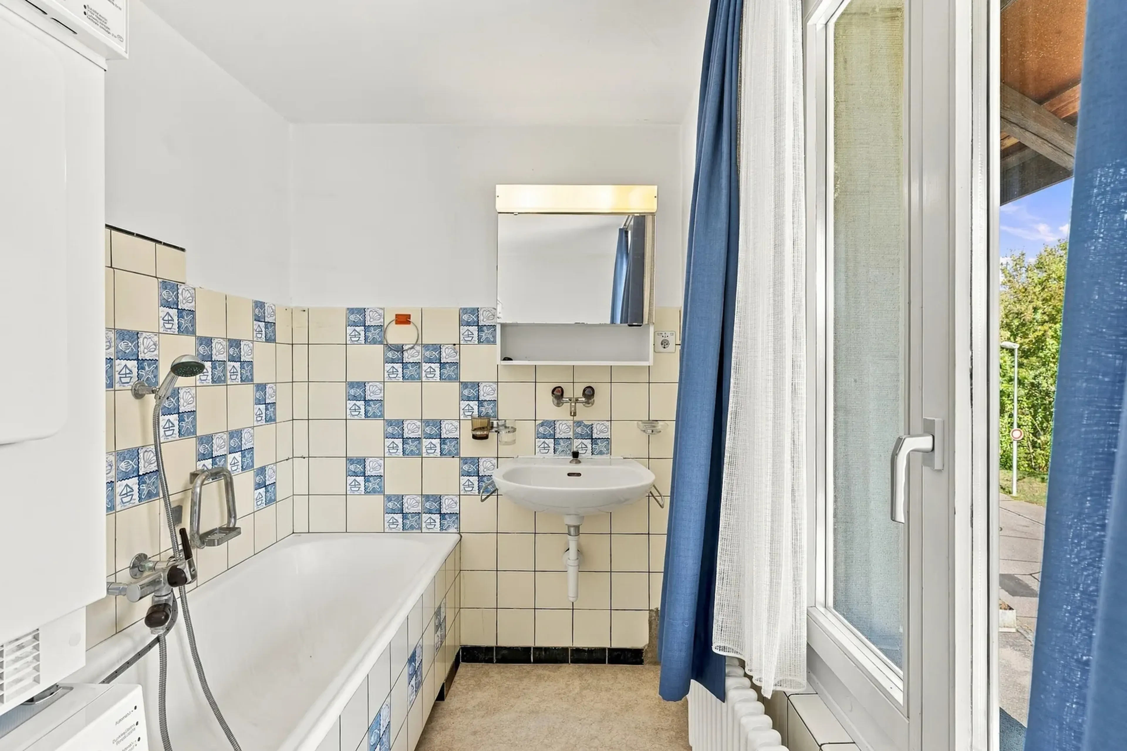 9.5-Zimmer-Haus mit Dachwohnung und Scheune in Würenlos - 8