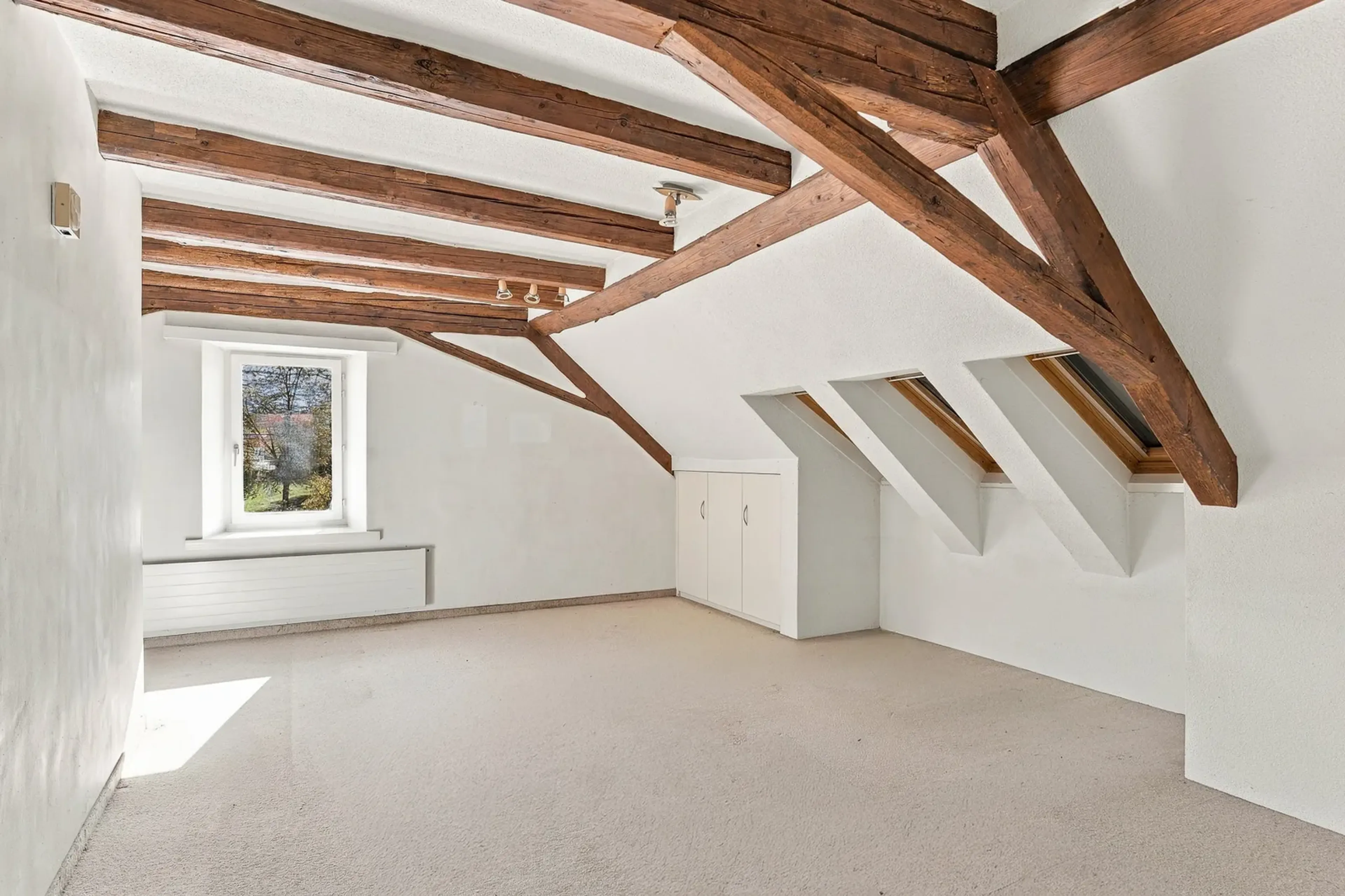 9.5-Zimmer-Haus mit Dachwohnung und Scheune in Würenlos - 9