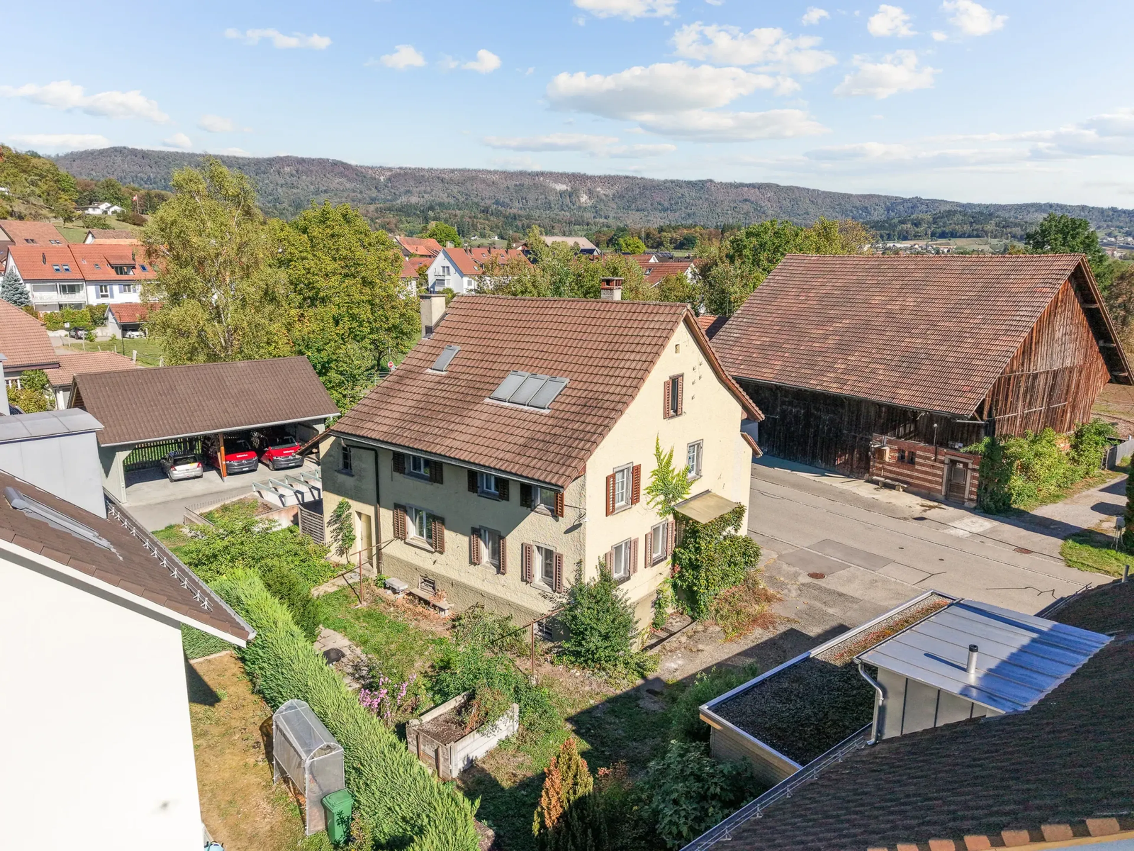 9.5-Zimmer-Haus mit Dachwohnung und Scheune in Würenlos - 17