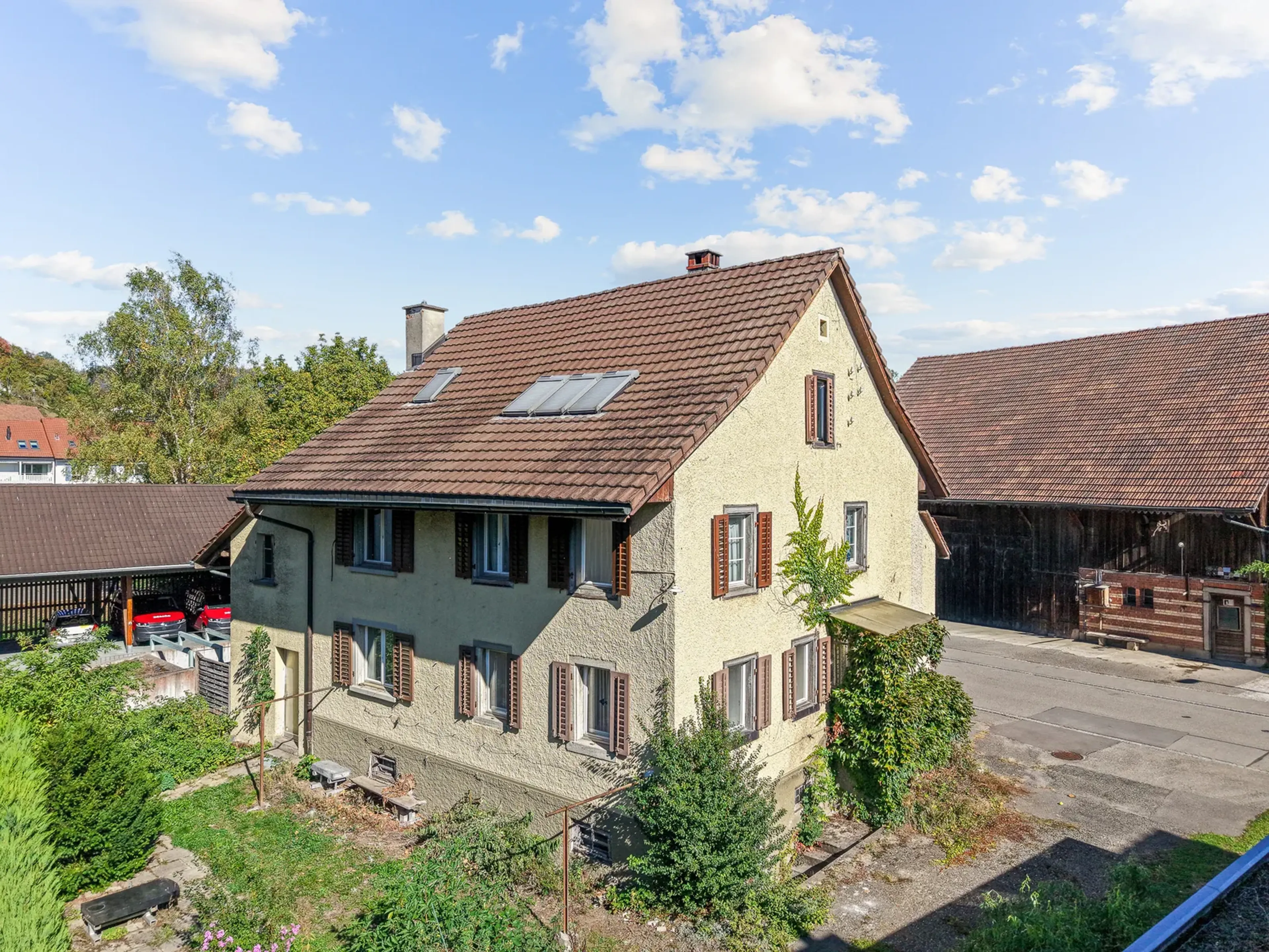 9.5-Zimmer-Haus mit Dachwohnung und Scheune in Würenlos