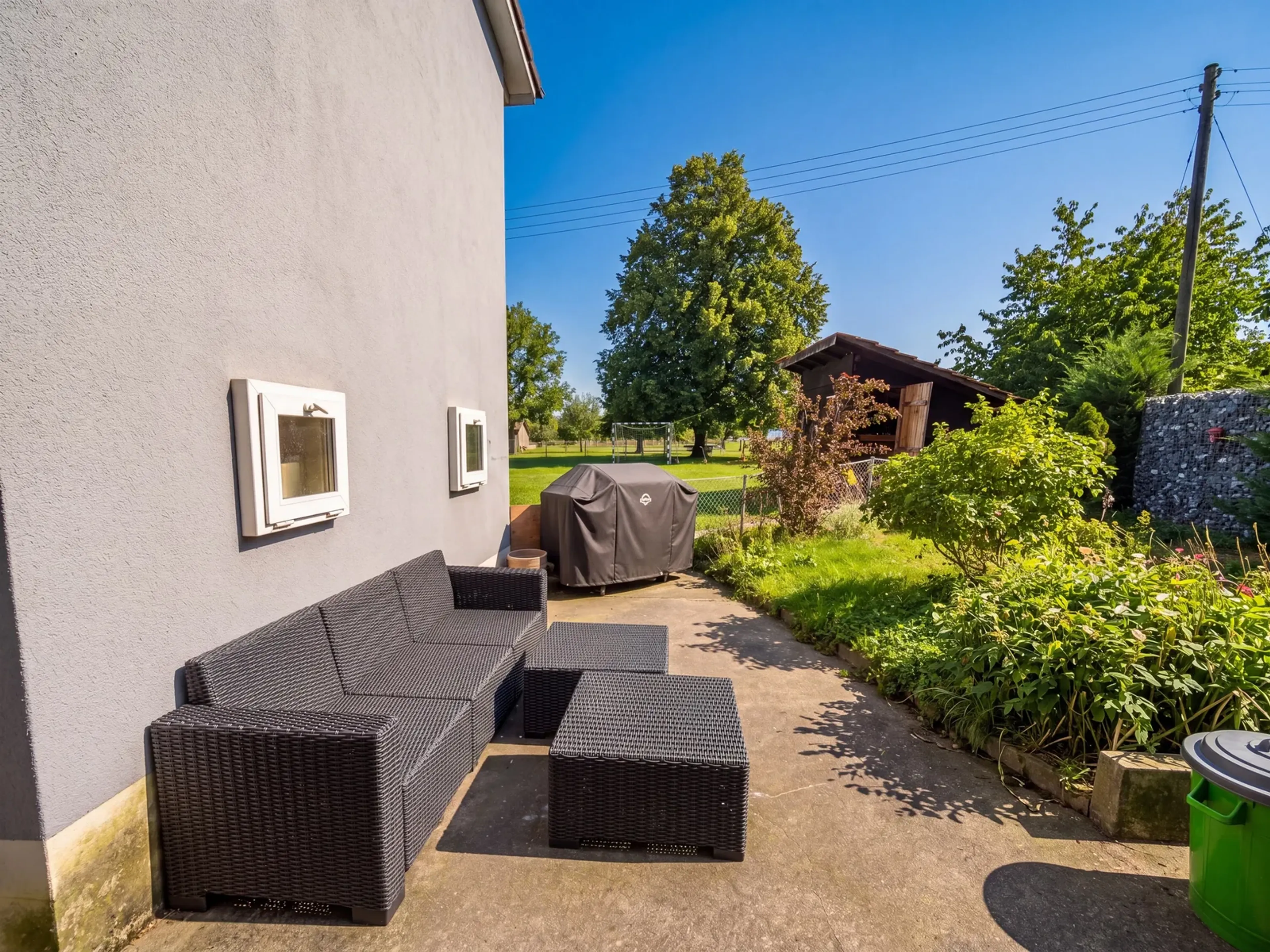 Mehrgenerationenhaus mit 2 Wohnungen und Garten in Schlattingen - 4
