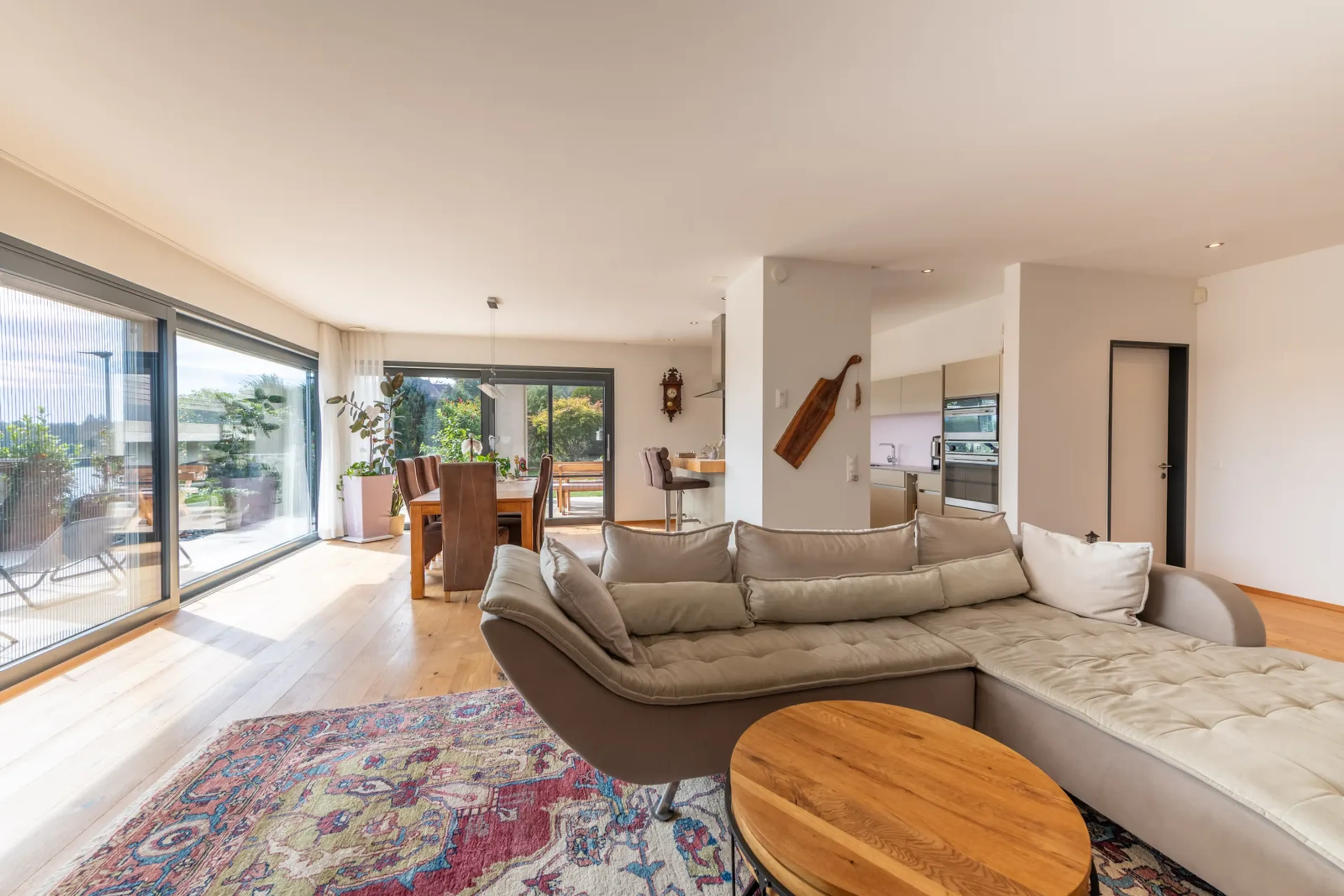 Ankommen, wohlfühlen und Weitblick geniessen - stilvolle 4.5-Zimmer-Terrassenwohnung mit Garten
