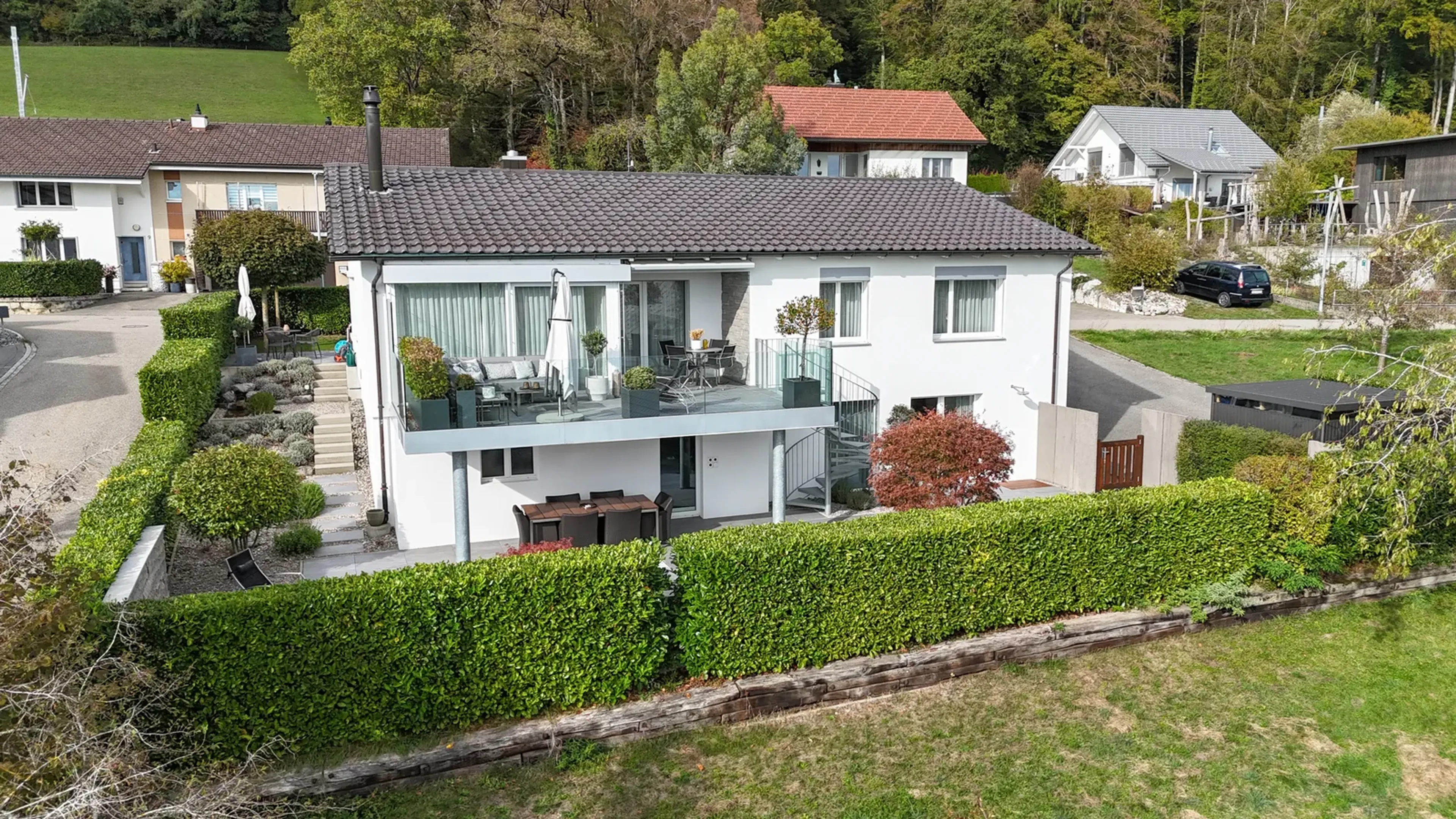 Ankommen, aufatmen, geniessen – Ihr Wohntraum mit unverbaubarer Aussicht und Wellnessoase
