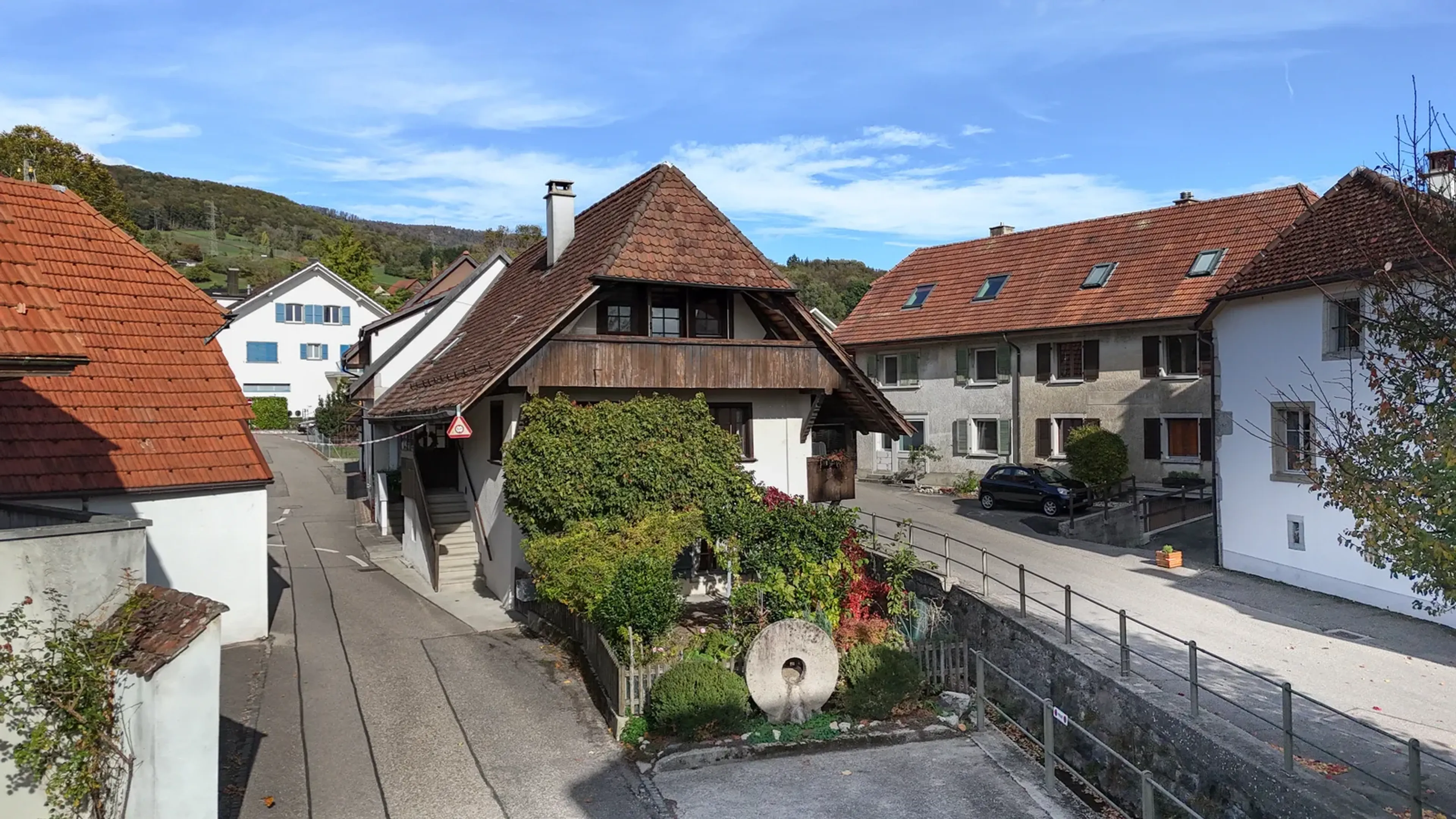 Wohnen mit Geschichte: Zwei Balkone und der Dorfbach direkt vor der Haustür - 19