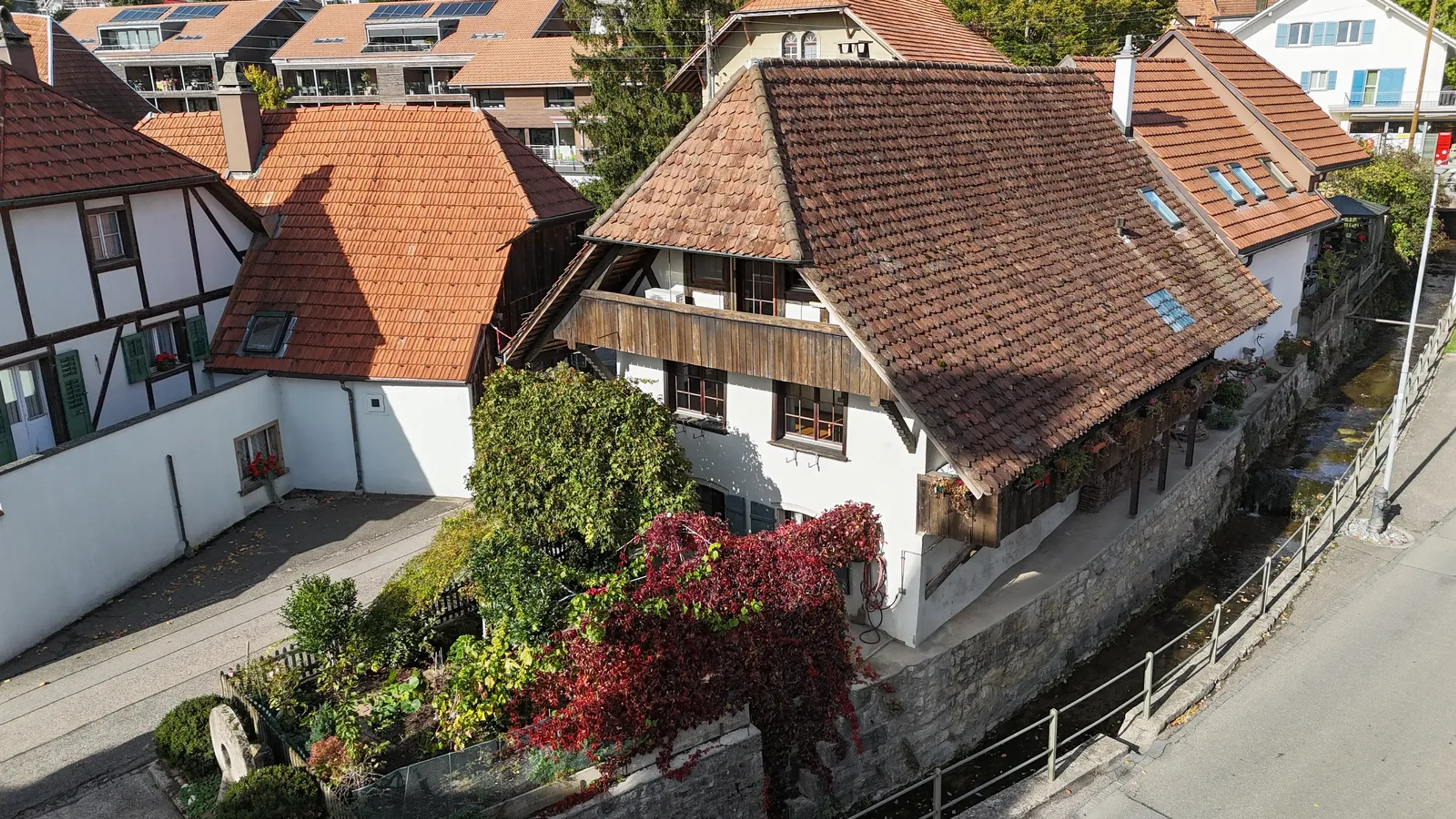 Wohnen mit Geschichte: Zwei Balkone und der Dorfbach direkt vor der Haustür