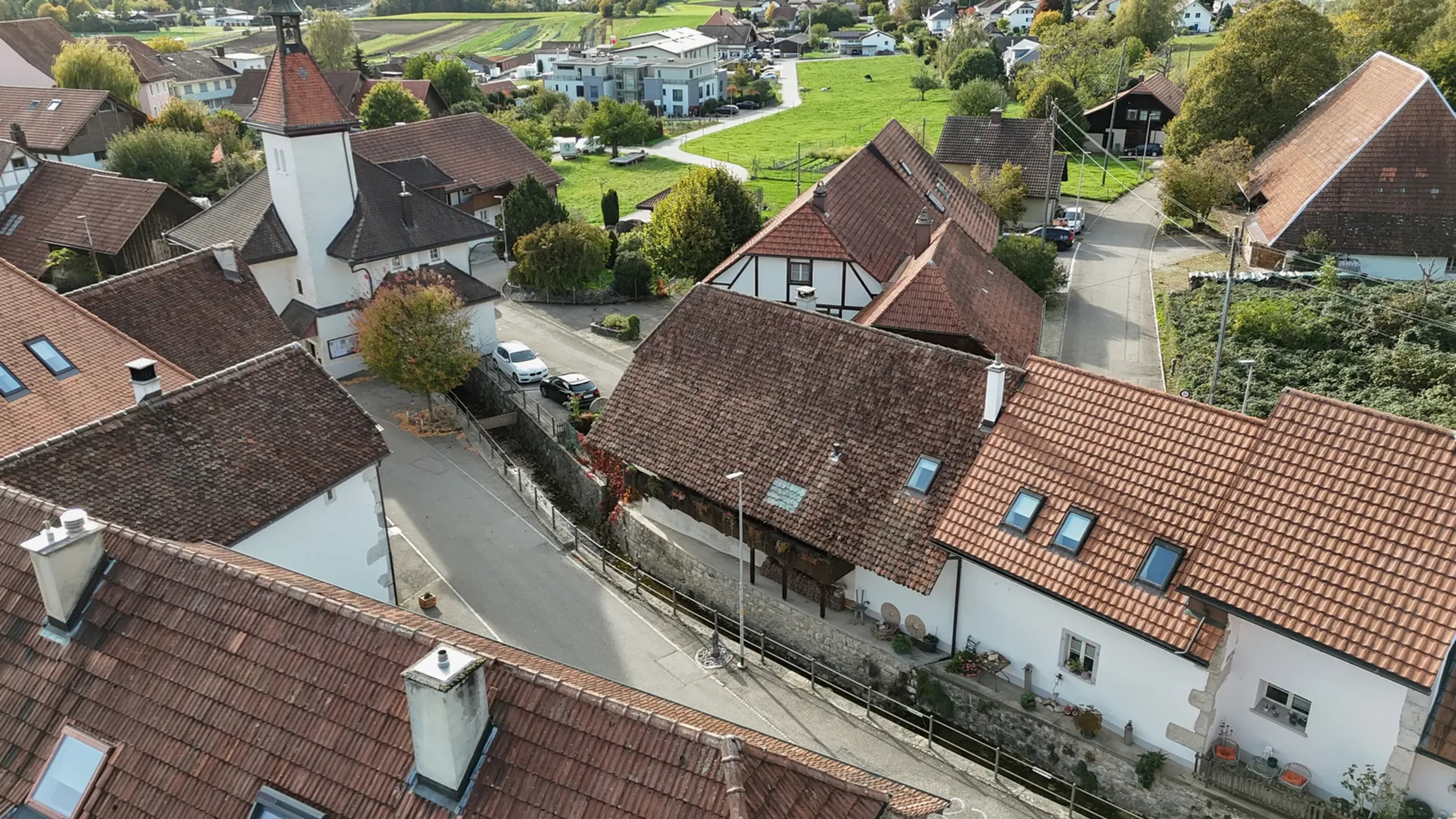 Wohnen mit Geschichte: Zwei Balkone und der Dorfbach direkt vor der Haustür - 21