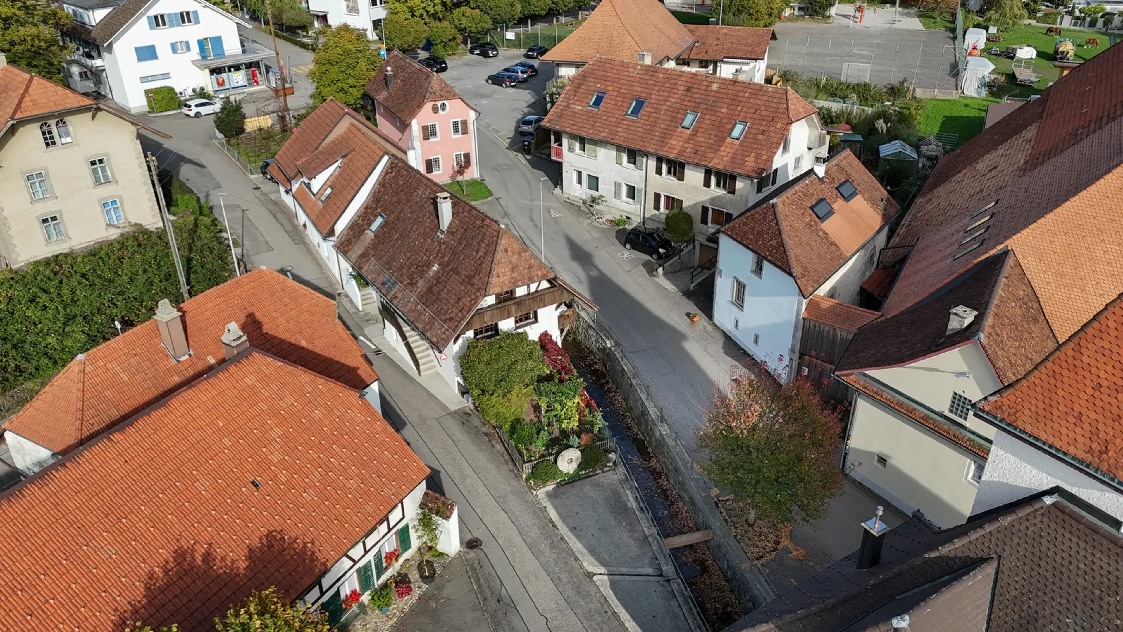 Wohnen mit Geschichte: Zwei Balkone und der Dorfbach direkt vor der Haustür - 20