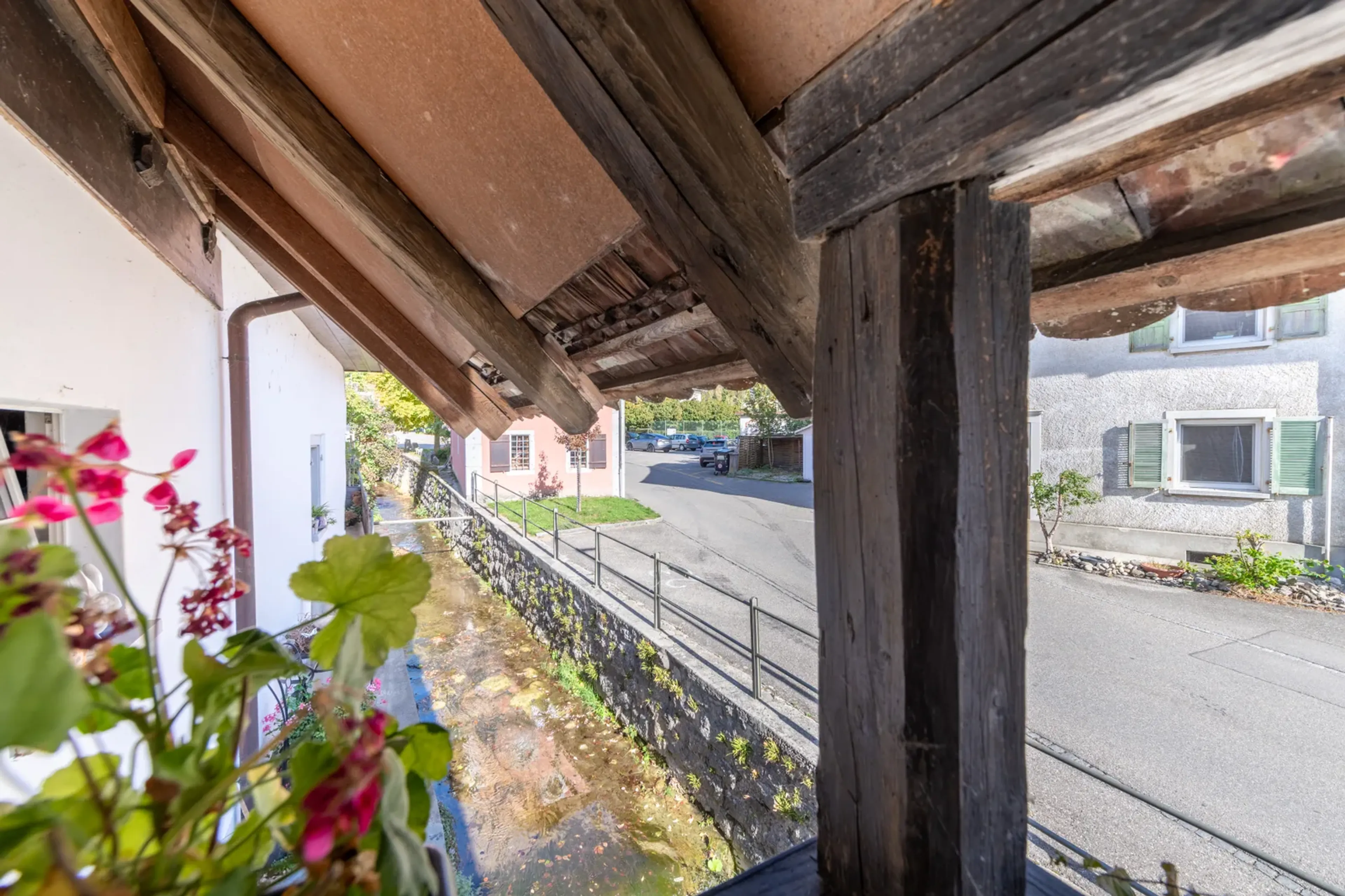 Wohnen mit Geschichte: Zwei Balkone und der Dorfbach direkt vor der Haustür - 9