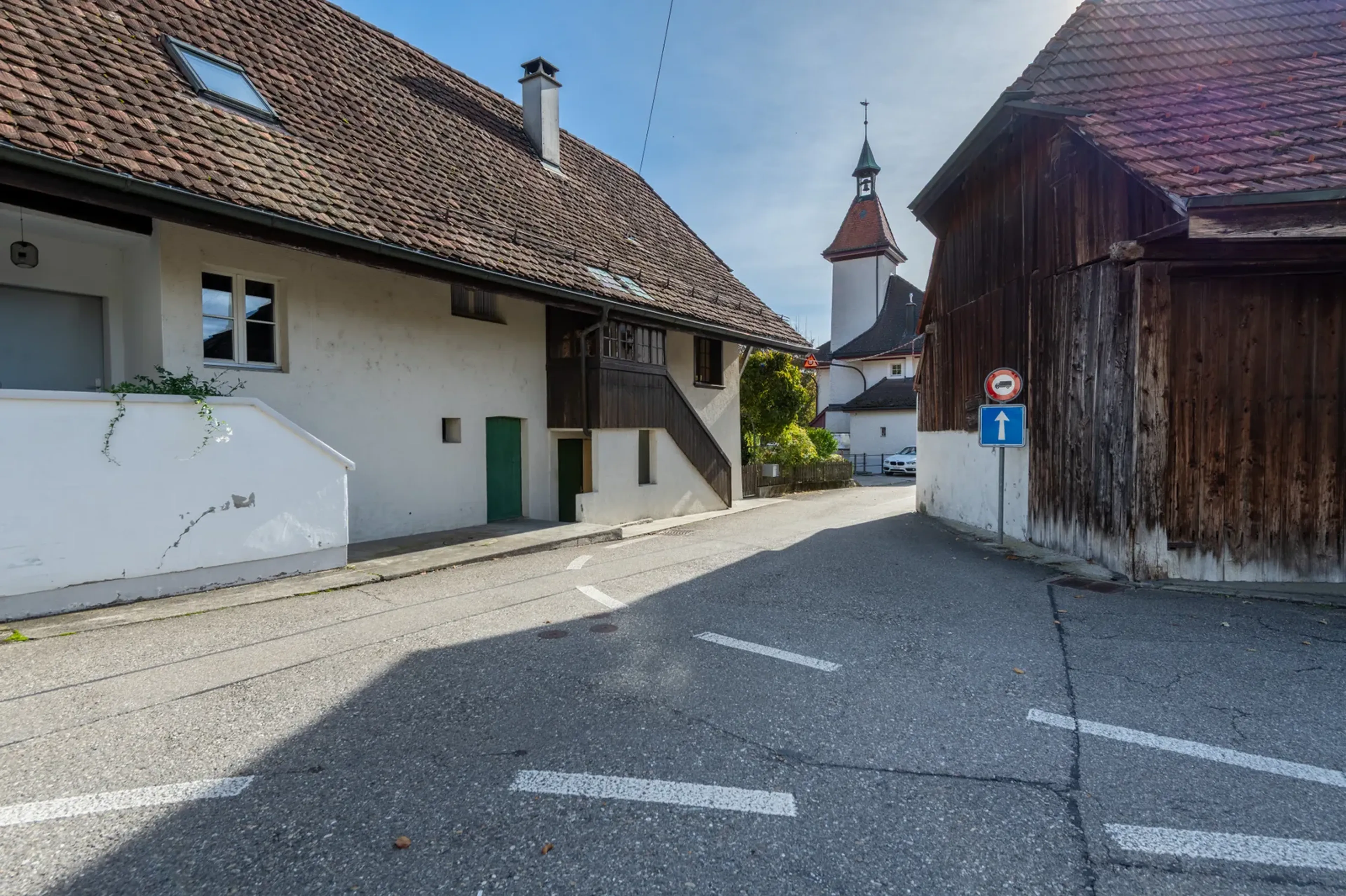 Wohnen mit Geschichte: Zwei Balkone und der Dorfbach direkt vor der Haustür - 18