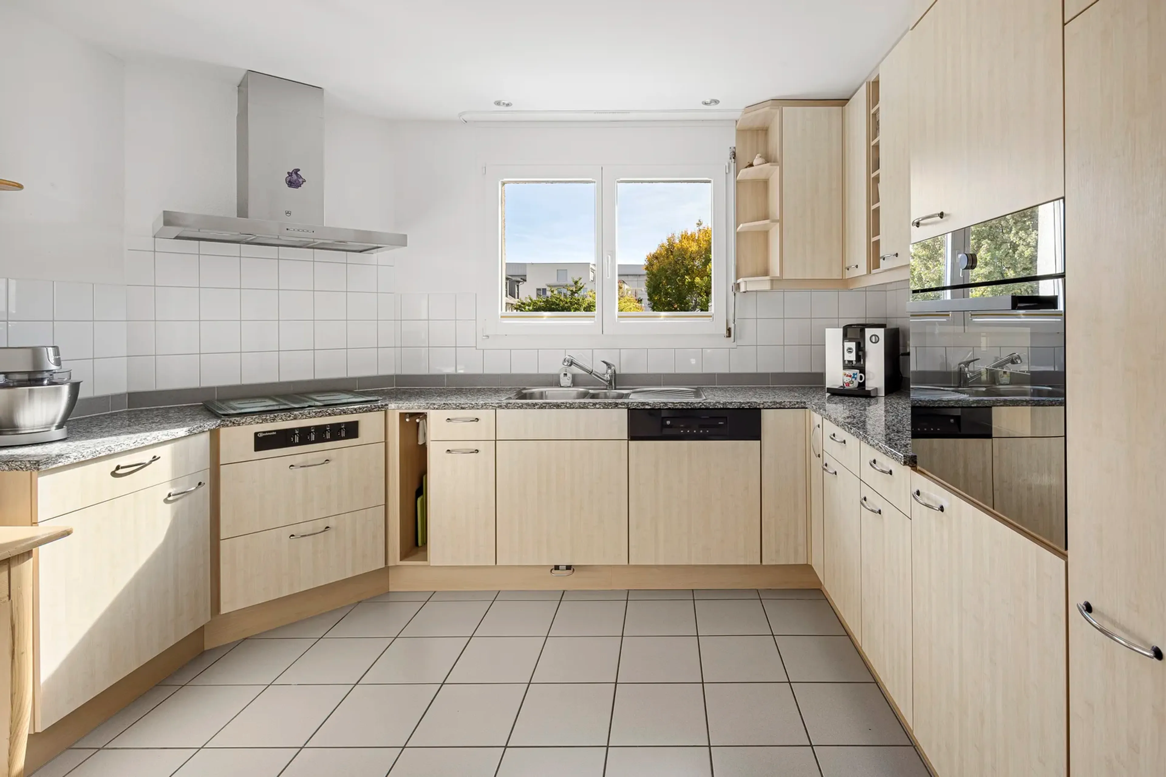 Zentrale, ruhige Wohnoase mit Sonnenbalkon und tiefem Steuerfuss - Bild 2