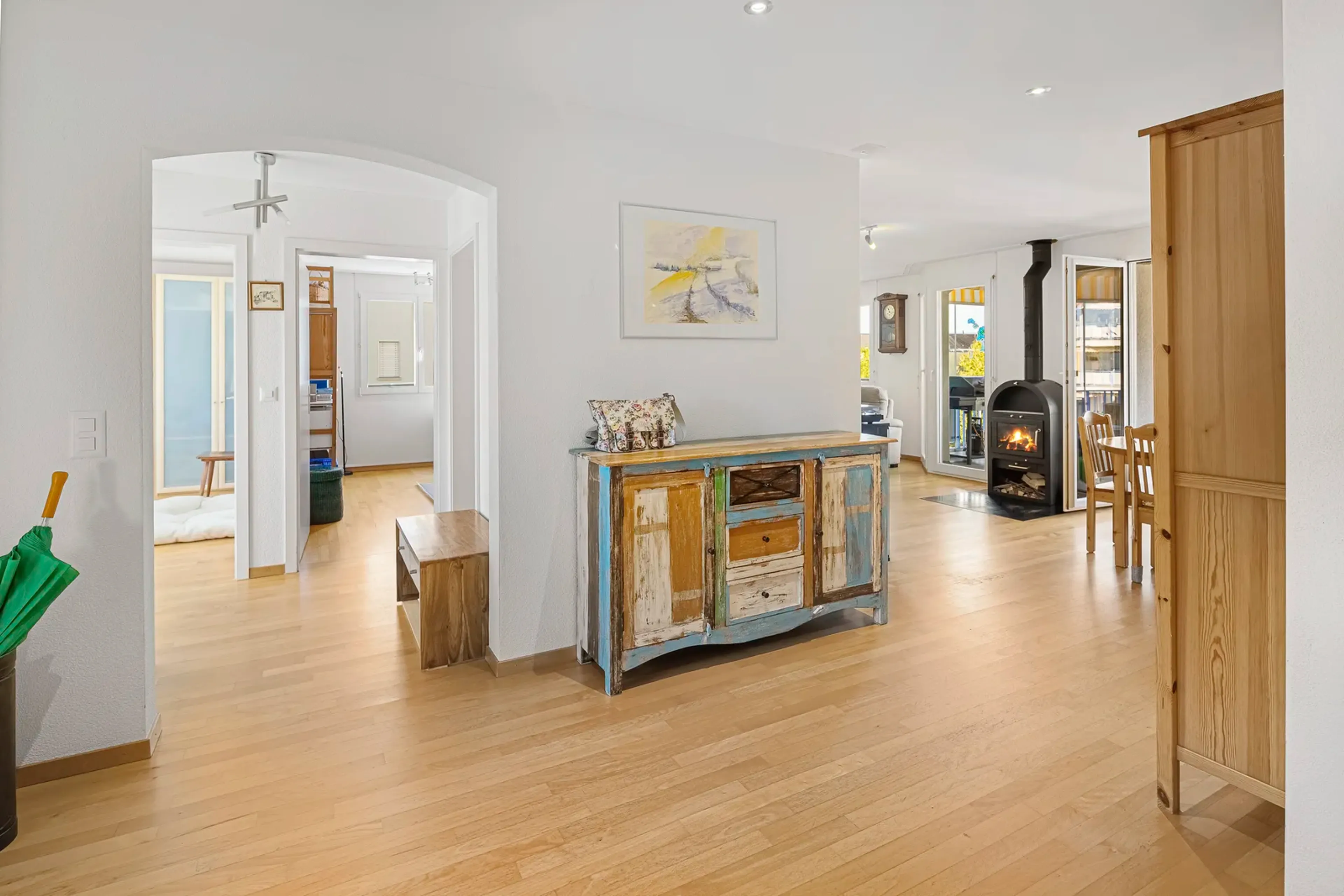 Zentrale, ruhige Wohnoase mit Sonnenbalkon und tiefem Steuerfuss - Bild 5