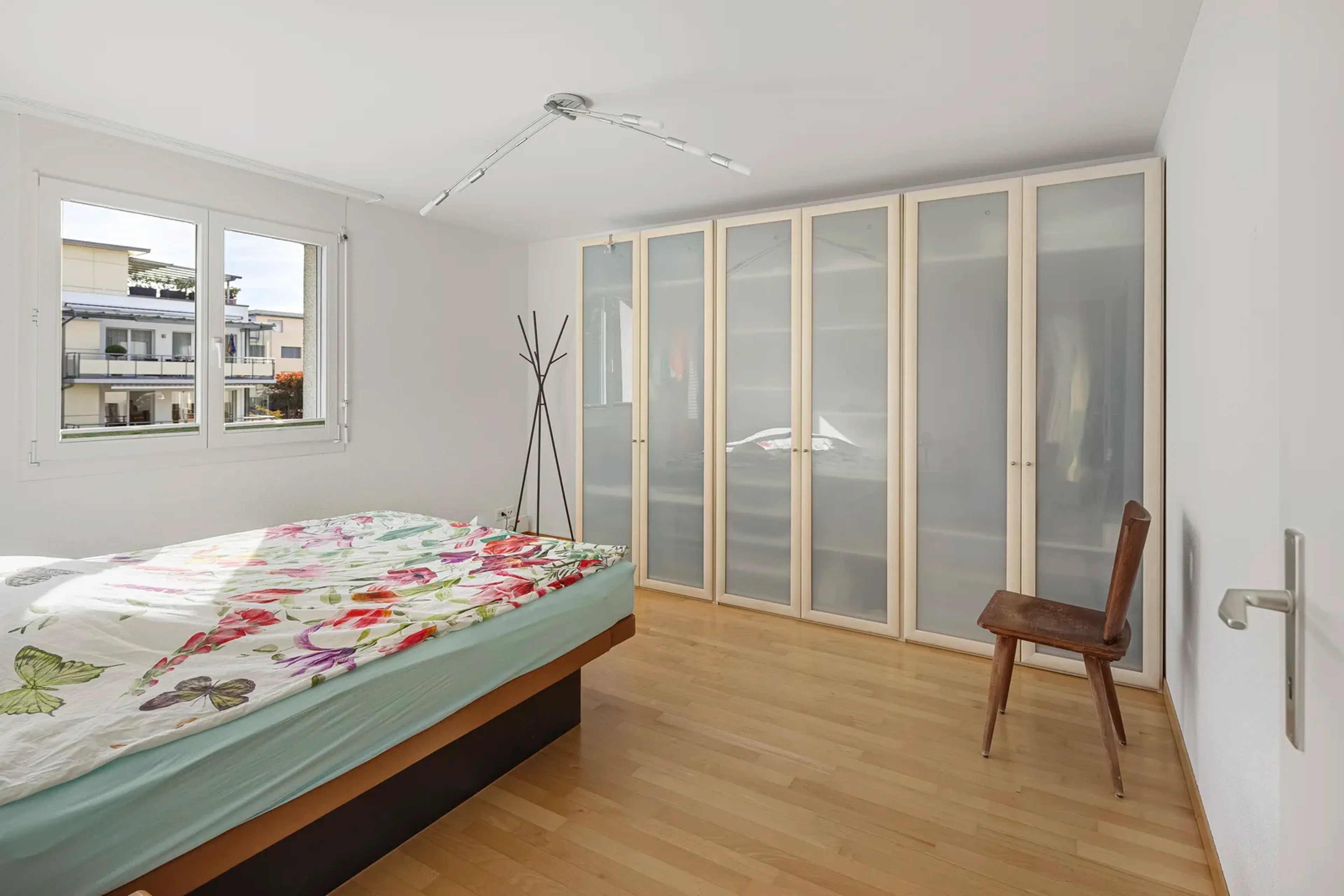 Zentrale, ruhige Wohnoase mit Sonnenbalkon und tiefem Steuerfuss - Bild 3