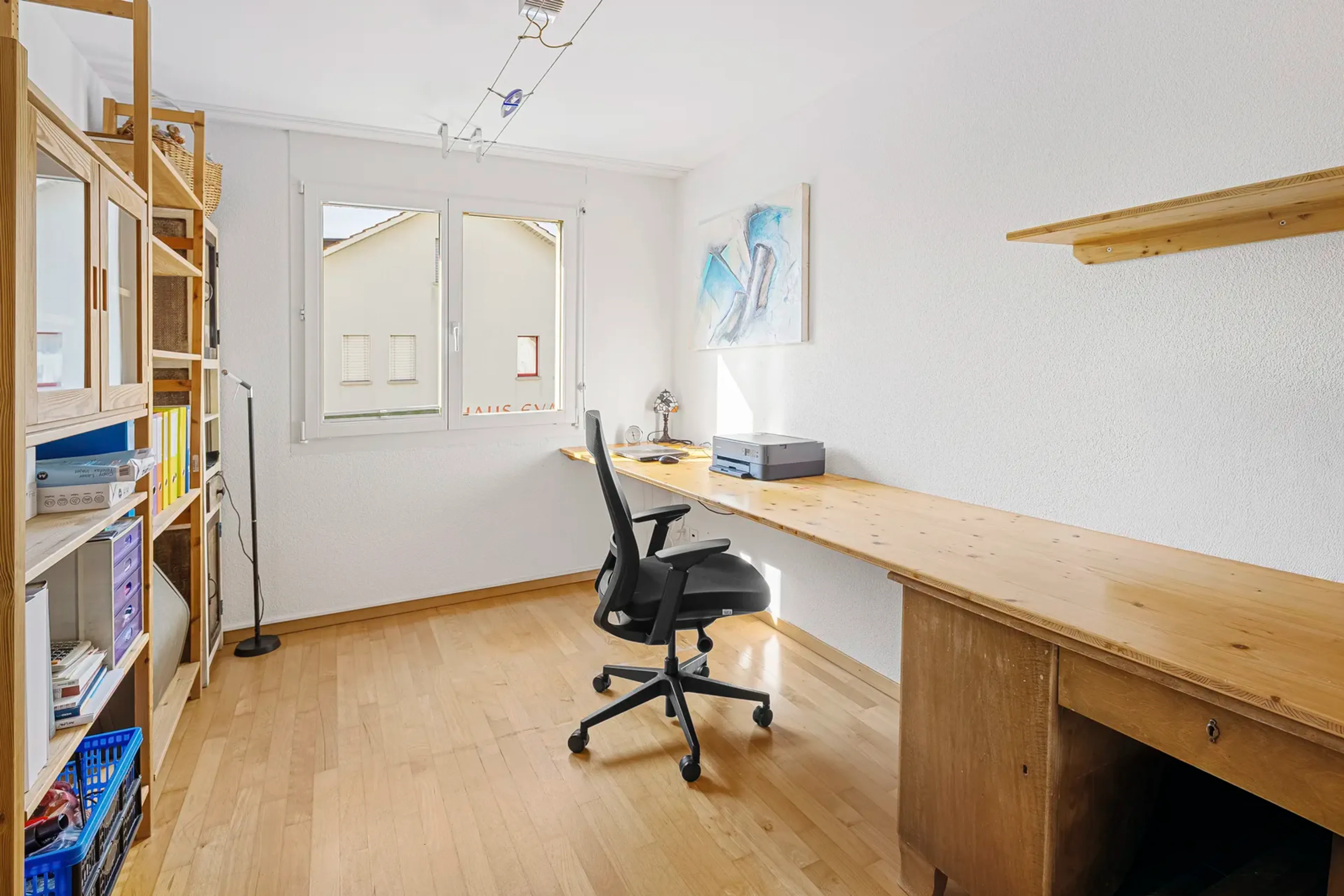 Zentrale, ruhige Wohnoase mit Sonnenbalkon und tiefem Steuerfuss - Bild 4