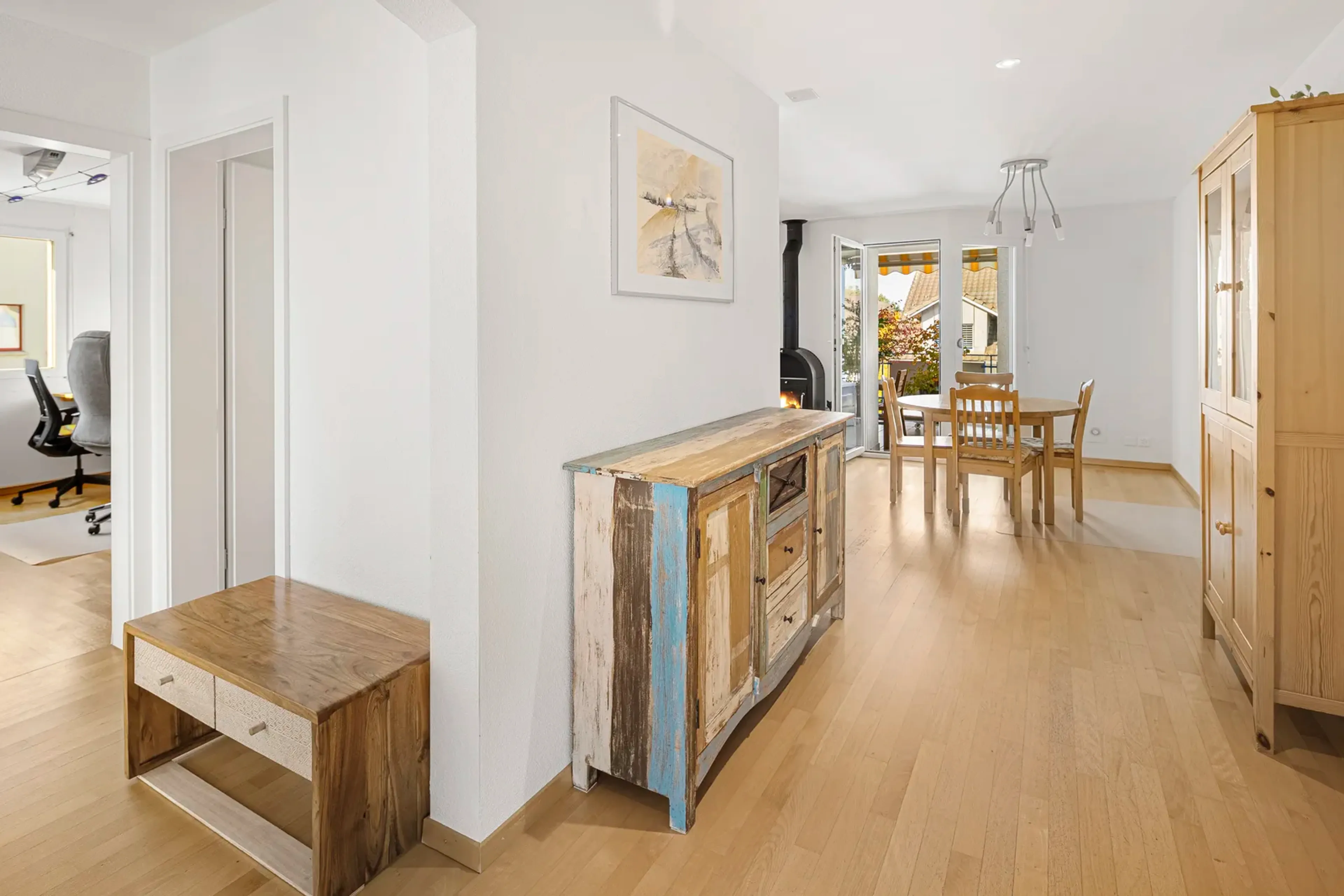 Zentrale, ruhige Wohnoase mit Sonnenbalkon und tiefem Steuerfuss - Bild 6
