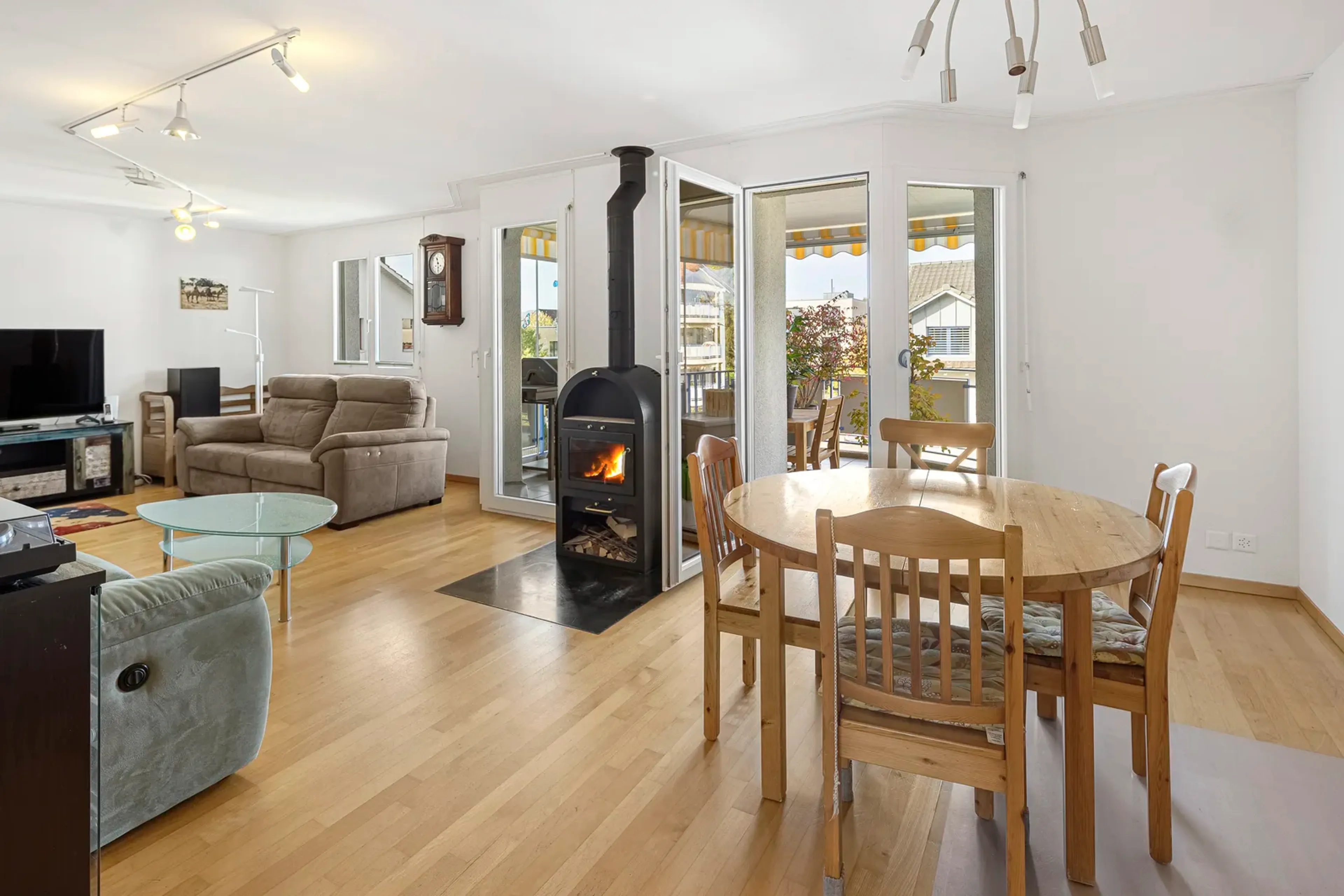 Zentrale, ruhige Wohnoase mit Sonnenbalkon und tiefem Steuerfuss - Bild 1