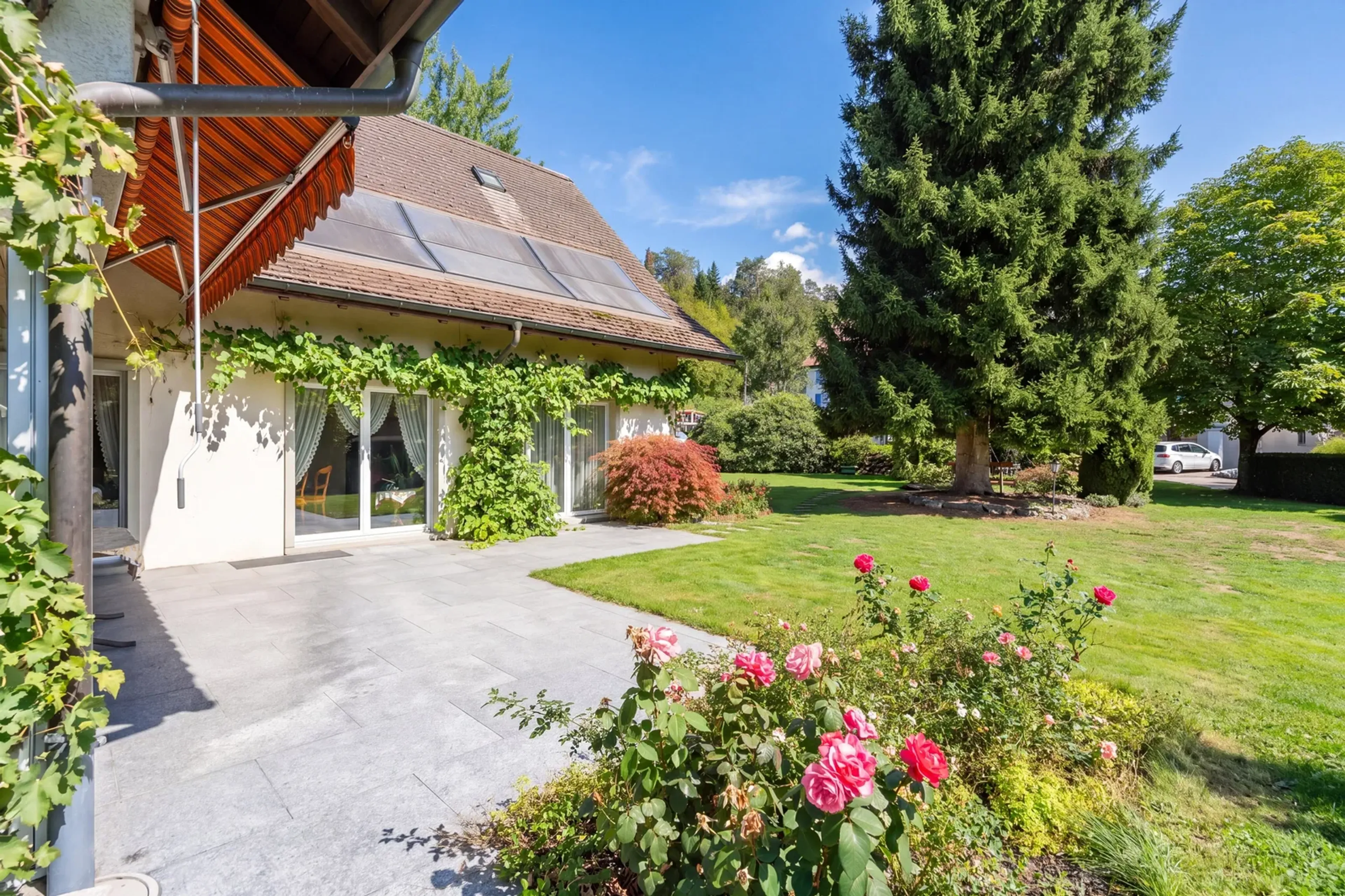 Freistehendes Einfamilienhaus mit Einliegerwohnung und Baulandreserve - 2