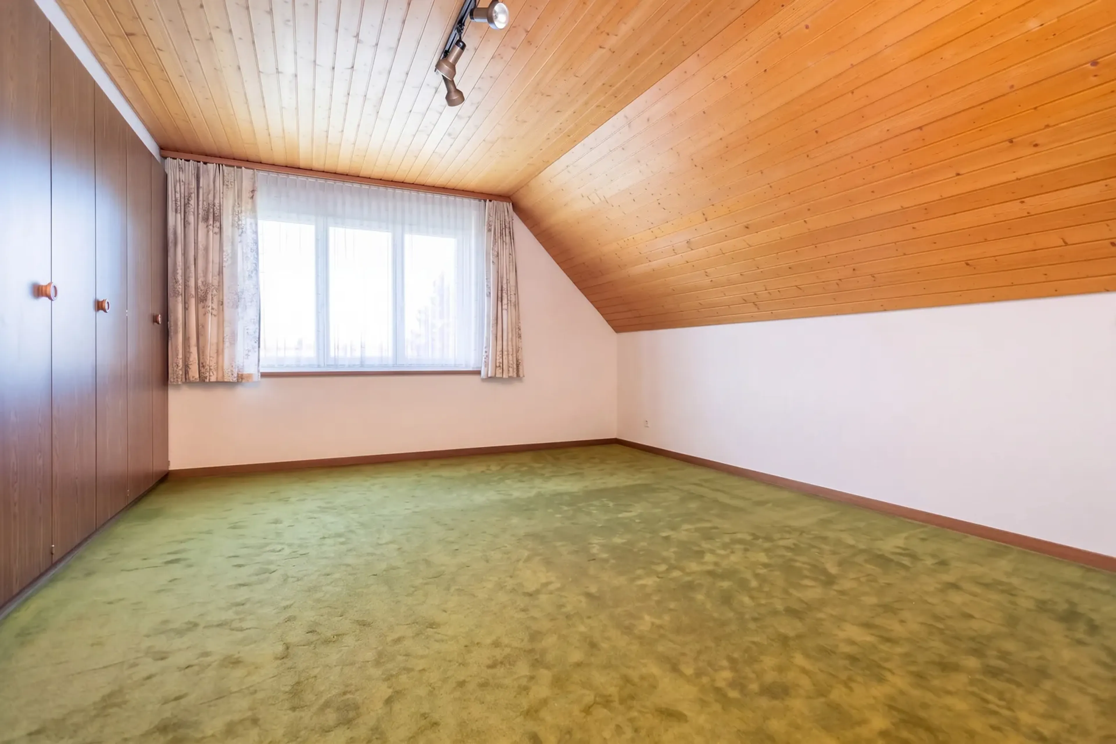 Freistehendes Einfamilienhaus mit Einliegerwohnung und Baulandreserve - 11