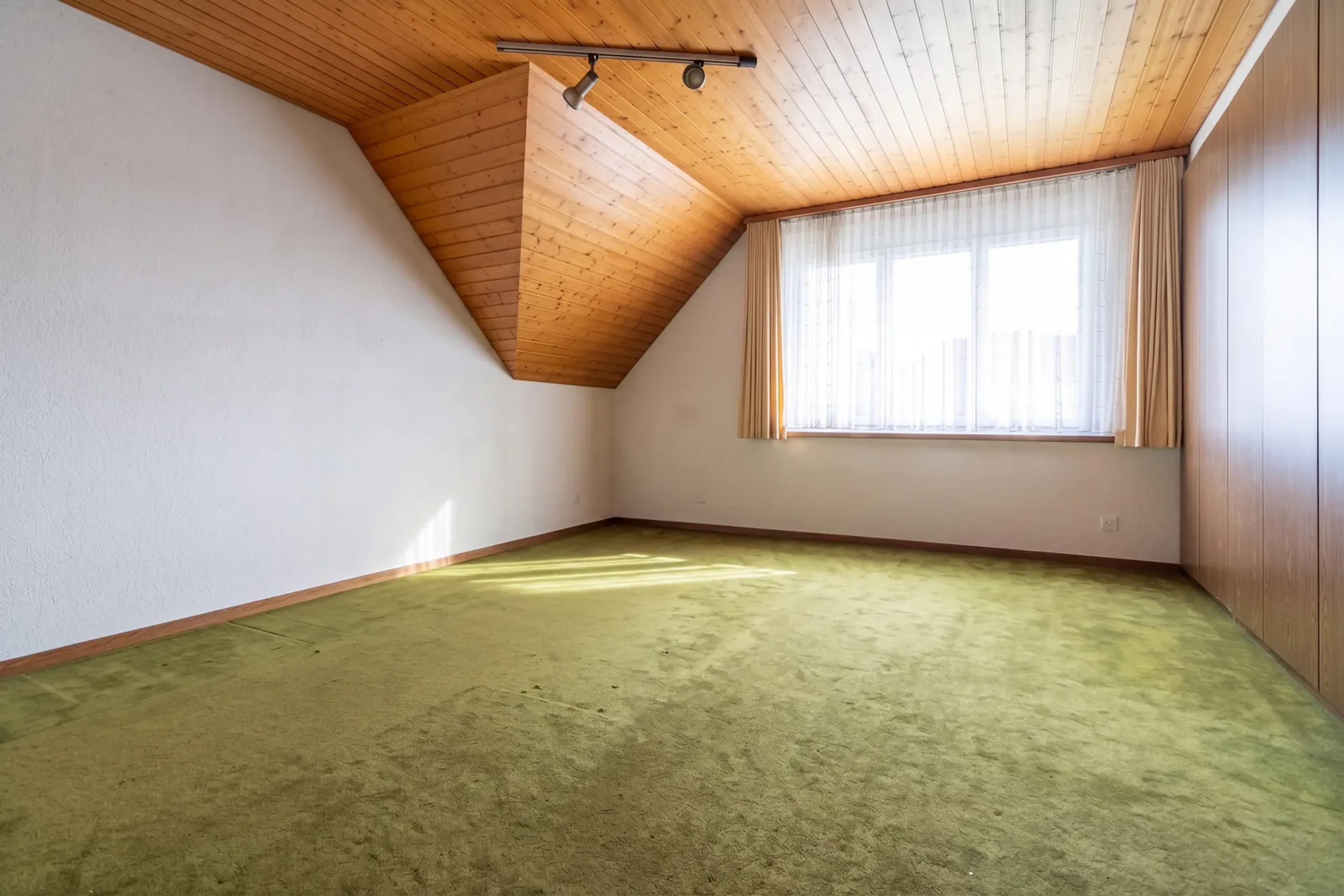 Freistehendes Einfamilienhaus mit Einliegerwohnung und Baulandreserve - 7
