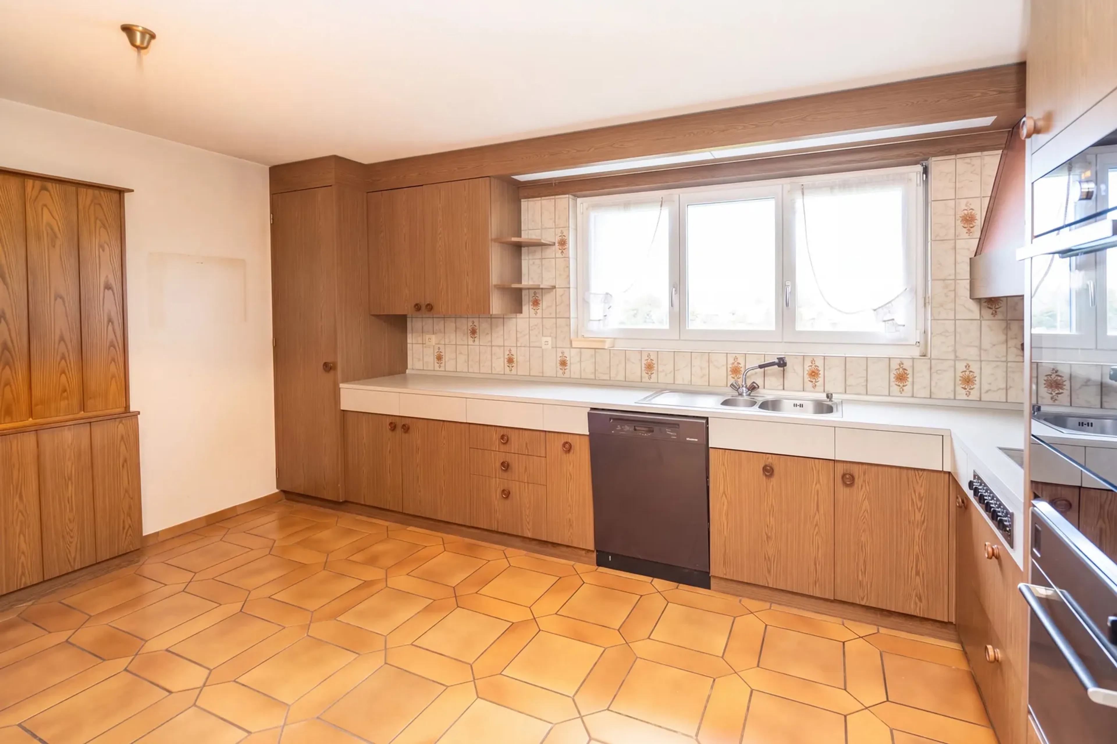 Freistehendes Einfamilienhaus mit Einliegerwohnung und Baulandreserve - 28
