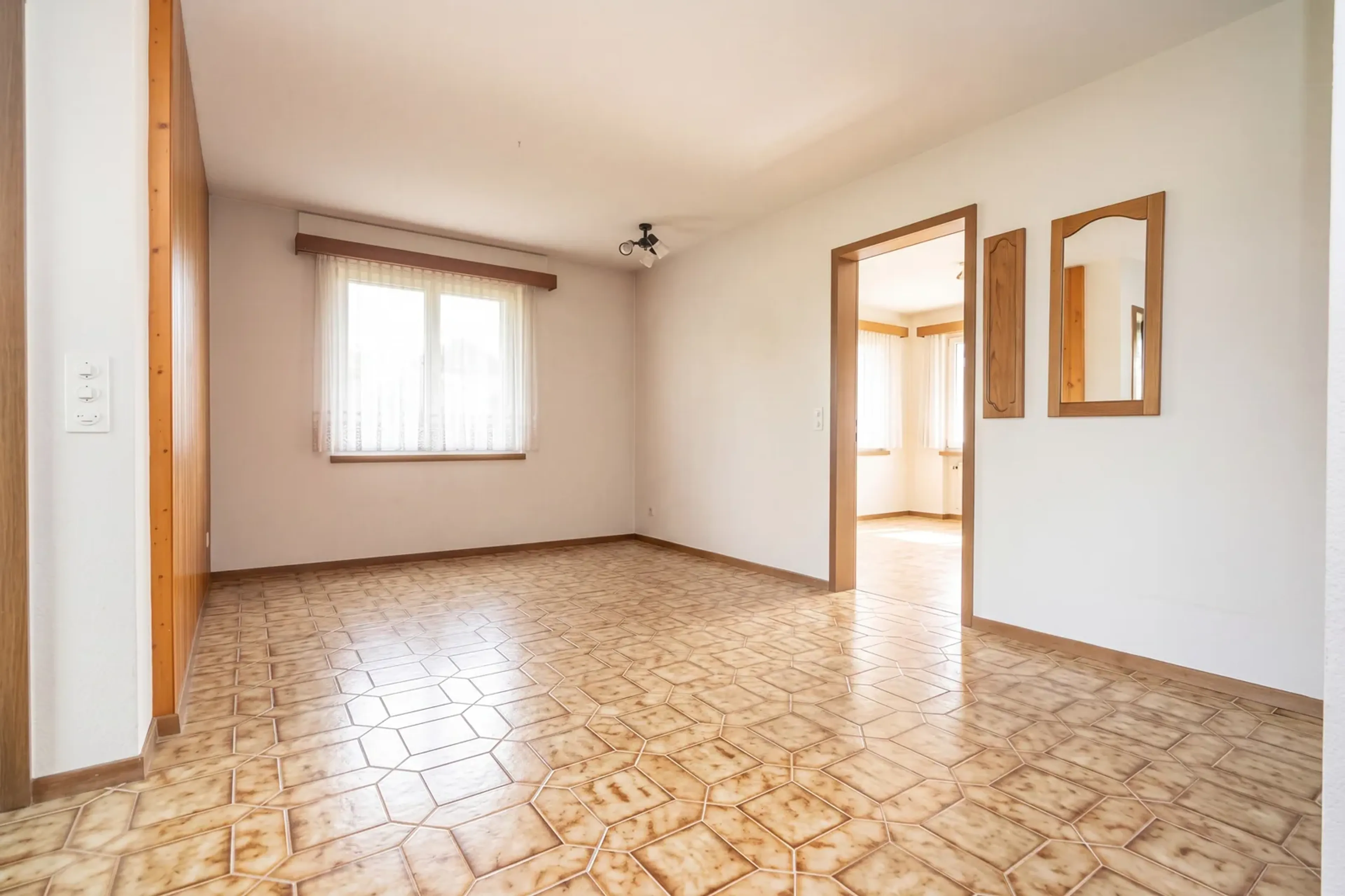 Freistehendes Einfamilienhaus mit Einliegerwohnung und Baulandreserve - 26
